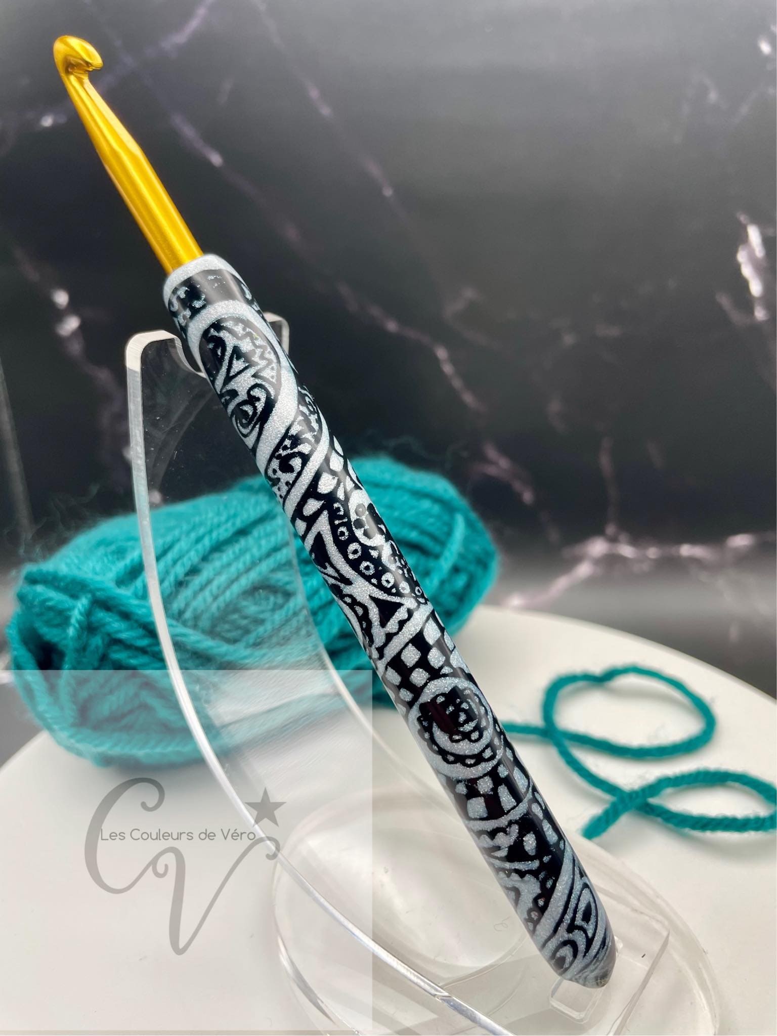 Découvrez le crochet ergonomique, confortable, léger et unique! Outil idéal pour les artisans souffrant de douleurs articulaires, cet outil du Québec facilite la pratique du tricot en séparant les mailles avec précision et en améliorant la dextérité fine. Fabriqué au Canada pour un meilleur confort lors de vos loisirs.    Mots clés: tricoter, outils d'artisans, outil pour artisans, douleurs aux articulations, confortable, crochet, article pour tricot, accessoires tricot, tricoter.