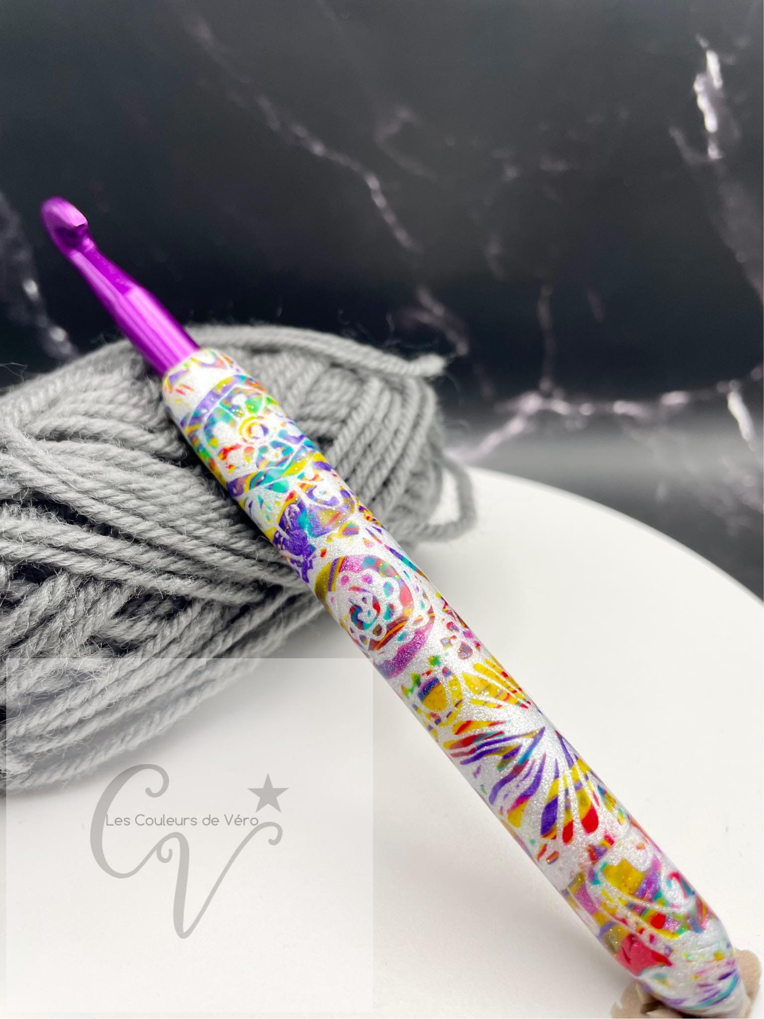 Découvrez le crochet ergonomique, confortable, léger et unique! Outil idéal pour les artisans souffrant de douleurs articulaires, cet outil du Québec facilite la pratique du tricot en séparant les mailles avec précision et en améliorant la dextérité fine. Fabriqué au Canada pour un meilleur confort lors de vos loisirs.    Mots clés: tricoter, outils d'artisans, outil pour artisans, douleurs aux articulations, confortable, crochet, article pour tricot, accessoires tricot, tricoter.