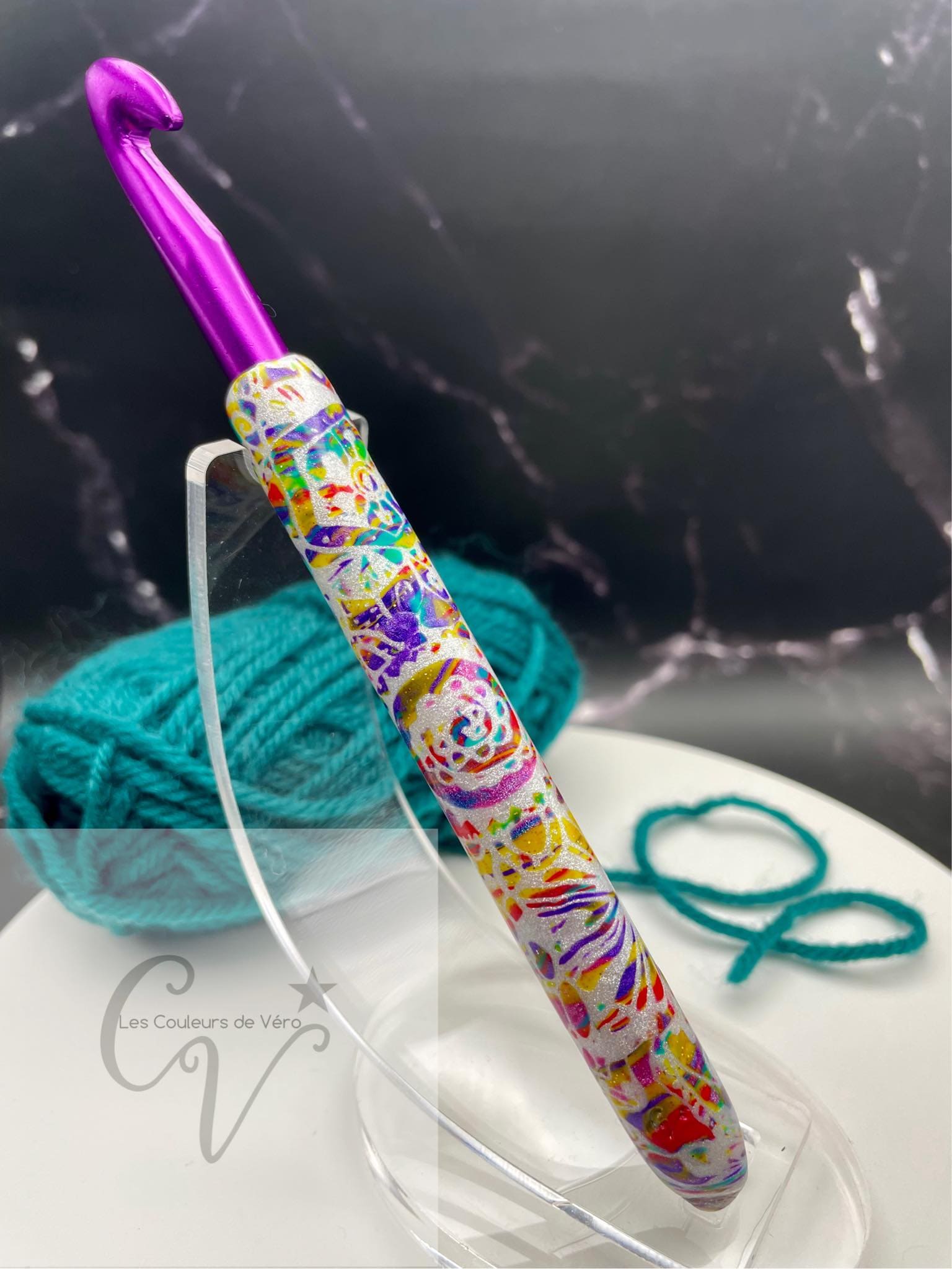 Découvrez le crochet ergonomique, confortable, léger et unique! Outil idéal pour les artisans souffrant de douleurs articulaires, cet outil du Québec facilite la pratique du tricot en séparant les mailles avec précision et en améliorant la dextérité fine. Fabriqué au Canada pour un meilleur confort lors de vos loisirs.    Mots clés: tricoter, outils d'artisans, outil pour artisans, douleurs aux articulations, confortable, crochet, article pour tricot, accessoires tricot, tricoter.