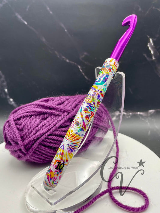 Découvrez le crochet ergonomique, confortable, léger et unique! Outil idéal pour les artisans souffrant de douleurs articulaires, cet outil du Québec facilite la pratique du tricot en séparant les mailles avec précision et en améliorant la dextérité fine. Fabriqué au Canada pour un meilleur confort lors de vos loisirs.    Mots clés: tricoter, outils d'artisans, outil pour artisans, douleurs aux articulations, confortable, crochet, article pour tricot, accessoires tricot, tricoter.