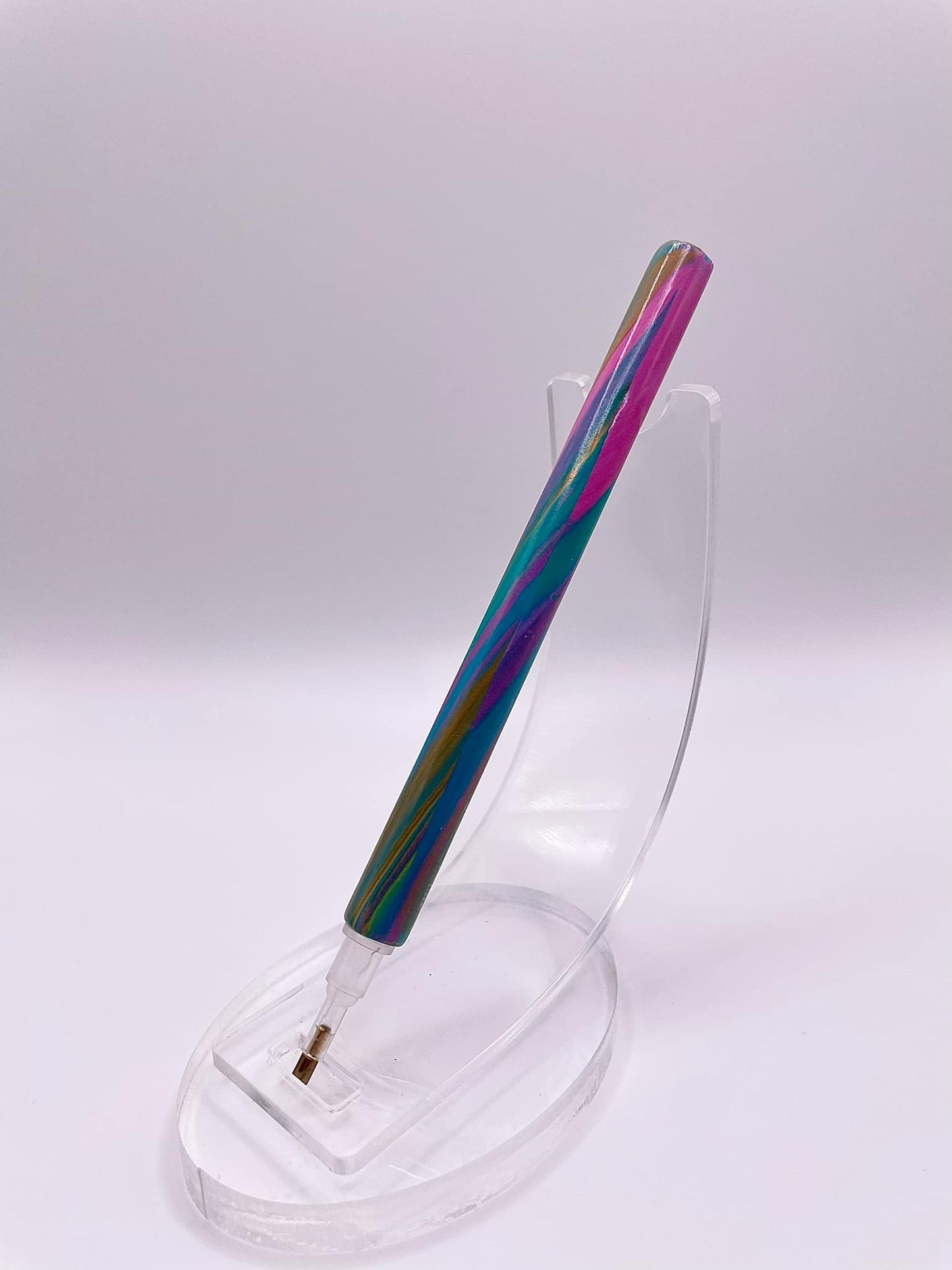 Stylet / crayon diamond painting; Très léger Fait main!
Ce stylet pour peinture en diamant, fait en pâte polymère est moulé à la main. D'une Durabilité et légerté incroyable.