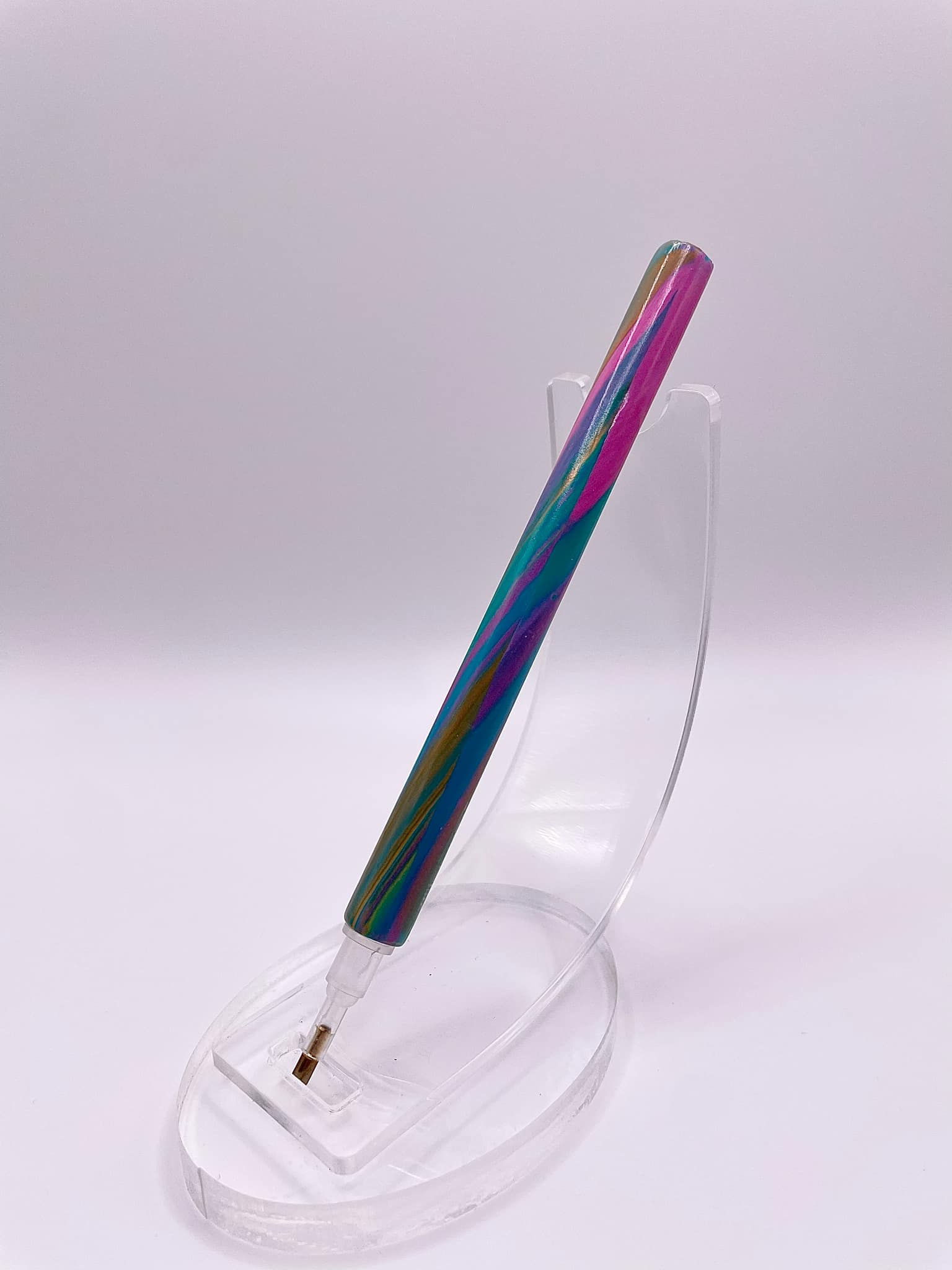 Stylet / crayon diamond painting; Très léger Fait main!
Ce stylet pour peinture en diamant, fait en pâte polymère est moulé à la main. D'une Durabilité et légerté incroyable.