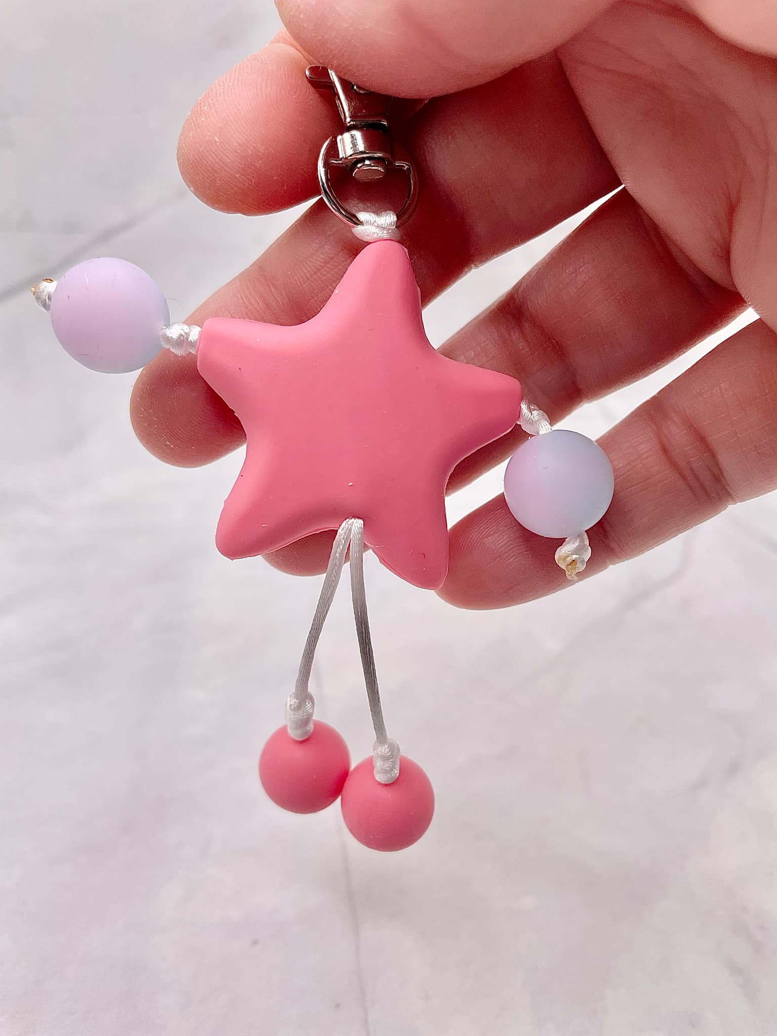 Bonhomme tissé à la main : ce porte-clés est un cordon tréssé avec perle silicone. Tissé à la main à travers différents fils de couleur, beau, unique et plein de créativité. Il peut être associé à un étui de téléphone, un sac à cartes, un portefeuille, une clé de voiture, un pendentif ou une petite poupée à suspendre pour enrichir d'autres fonctions d'utilisation.