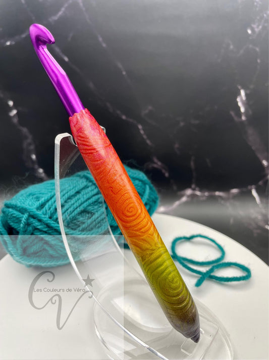 Découvrez le crochet ergonomique, confortable, léger et unique! Outil idéal pour les artisans souffrant de douleurs articulaires, cet outil du Québec facilite la pratique du tricot en séparant les mailles avec précision et en améliorant la dextérité fine. Fabriqué au Canada pour un meilleur confort lors de vos loisirs.    Mots clés: tricoter, outils d'artisans, outil pour artisans, douleurs aux articulations, confortable, crochet, article pour tricot, accessoires tricot, tricoter.
