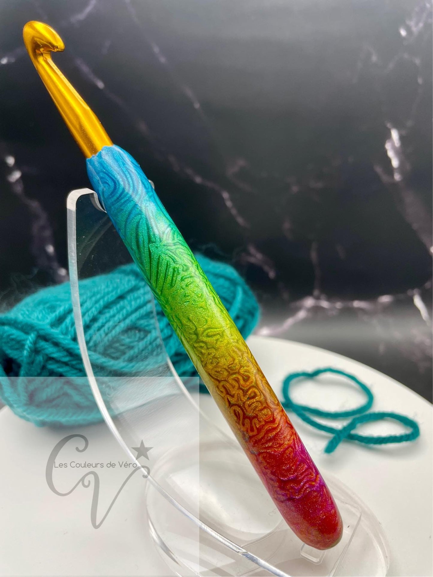 Découvrez le crochet ergonomique, confortable, léger et unique! Outil idéal pour les artisans souffrant de douleurs articulaires, cet outil du Québec facilite la pratique du tricot en séparant les mailles avec précision et en améliorant la dextérité fine. Fabriqué au Canada pour un meilleur confort lors de vos loisirs.    Mots clés: tricoter, outils d'artisans, outil pour artisans, douleurs aux articulations, confortable, crochet, article pour tricot, accessoires tricot, tricoter.