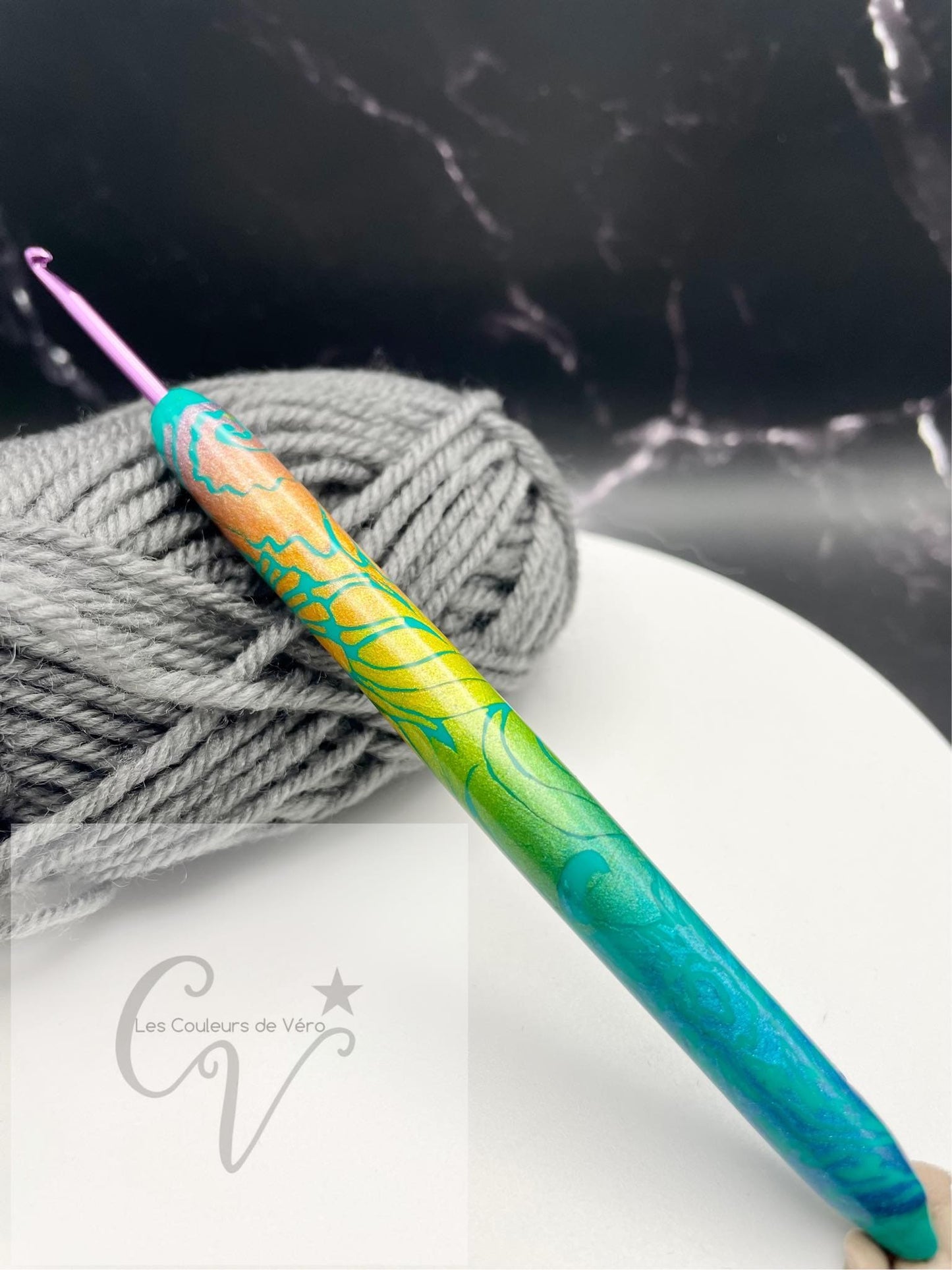 Découvrez le crochet ergonomique, confortable, léger et unique! Outil idéal pour les artisans souffrant de douleurs articulaires, cet outil du Québec facilite la pratique du tricot en séparant les mailles avec précision et en améliorant la dextérité fine. Fabriqué au Canada pour un meilleur confort lors de vos loisirs. Mots clés: tricoter, outils d'artisans, outil pour artisans, douleurs aux articulations, confortable, crochet, article pour tricot, accessoires tricot, tricoter.
