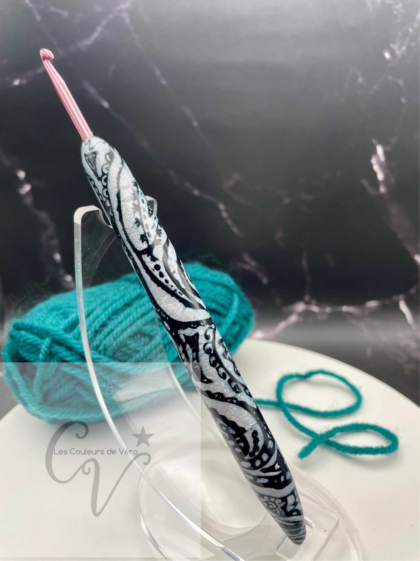 Découvrez le crochet ergonomique, confortable, léger et unique! Outil idéal pour les artisans souffrant de douleurs articulaires, cet outil du Québec facilite la pratique du tricot en séparant les mailles avec précision et en améliorant la dextérité fine. Fabriqué au Canada pour un meilleur confort lors de vos loisirs. Mots clés: tricoter, outils d'artisans, outil pour artisans, douleurs aux articulations, confortable, crochet, article pour tricot, accessoires tricot, tricoter.