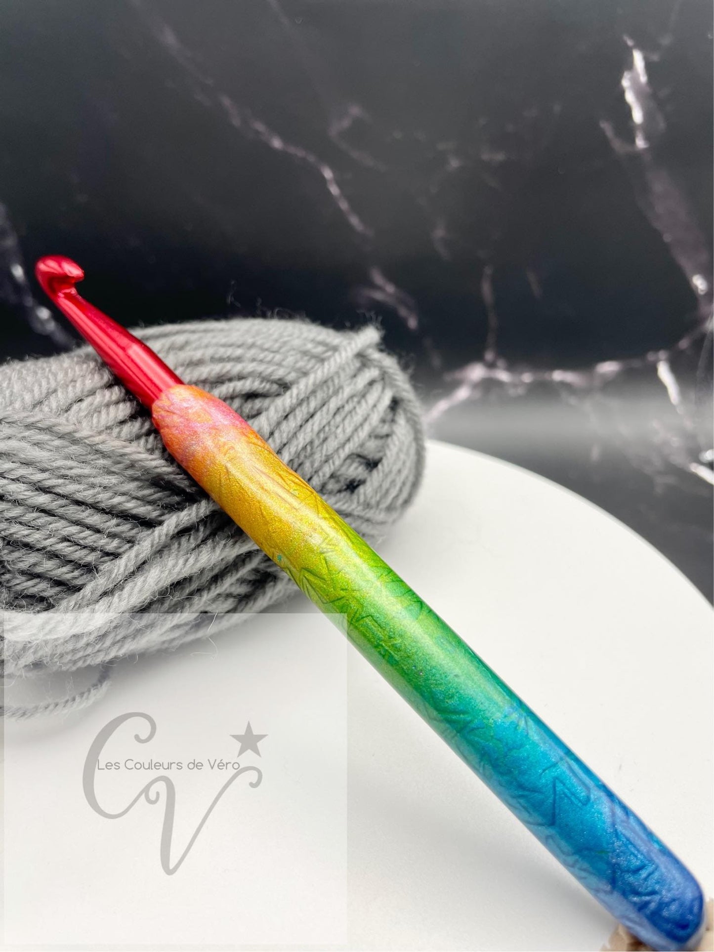 Découvrez le crochet ergonomique, confortable, léger et unique! Outil idéal pour les artisans souffrant de douleurs articulaires, cet outil du Québec facilite la pratique du tricot en séparant les mailles avec précision et en améliorant la dextérité fine. Fabriqué au Canada pour un meilleur confort lors de vos loisirs.    Mots clés: tricoter, outils d'artisans, outil pour artisans, douleurs aux articulations, confortable, crochet, article pour tricot, accessoires tricot, tricoter.