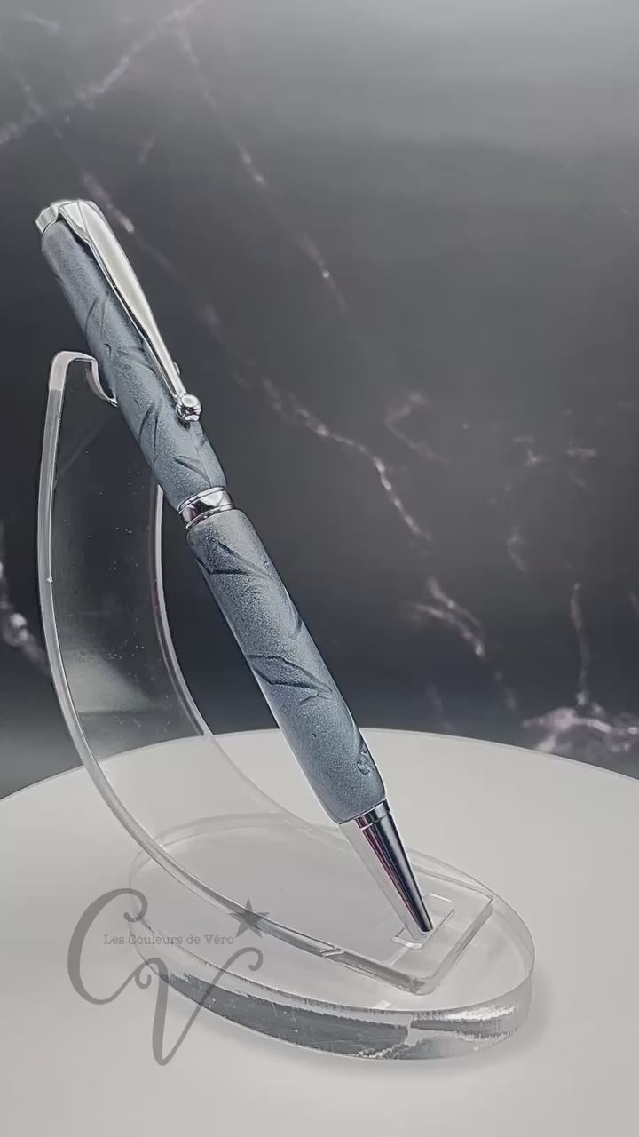 Démarquez-vous avec notre stylo bille torsion durable et unique! Confortable à utiliser et d'une qualité haut-de-gamme. Ajoutez-le à votre collection de stylos originaux et découvrez des possibilités infinies avec ce stylo de luxe. Faites le choix audacieux avec notre stylo exceptionnel, le crayon à l'encre qui vous fera vivre des aventures uniques!