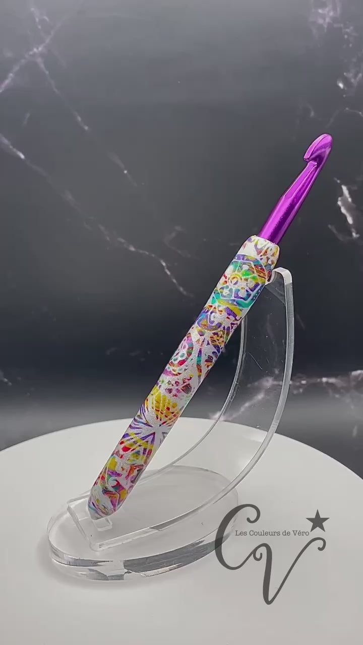Découvrez le crochet ergonomique, confortable, léger et unique! Outil idéal pour les artisans souffrant de douleurs articulaires, cet outil du Québec facilite la pratique du tricot en séparant les mailles avec précision et en améliorant la dextérité fine. Fabriqué au Canada pour un meilleur confort lors de vos loisirs.    Mots clés: tricoter, outils d'artisans, outil pour artisans, douleurs aux articulations, confortable, crochet, article pour tricot, accessoires tricot, tricoter.
