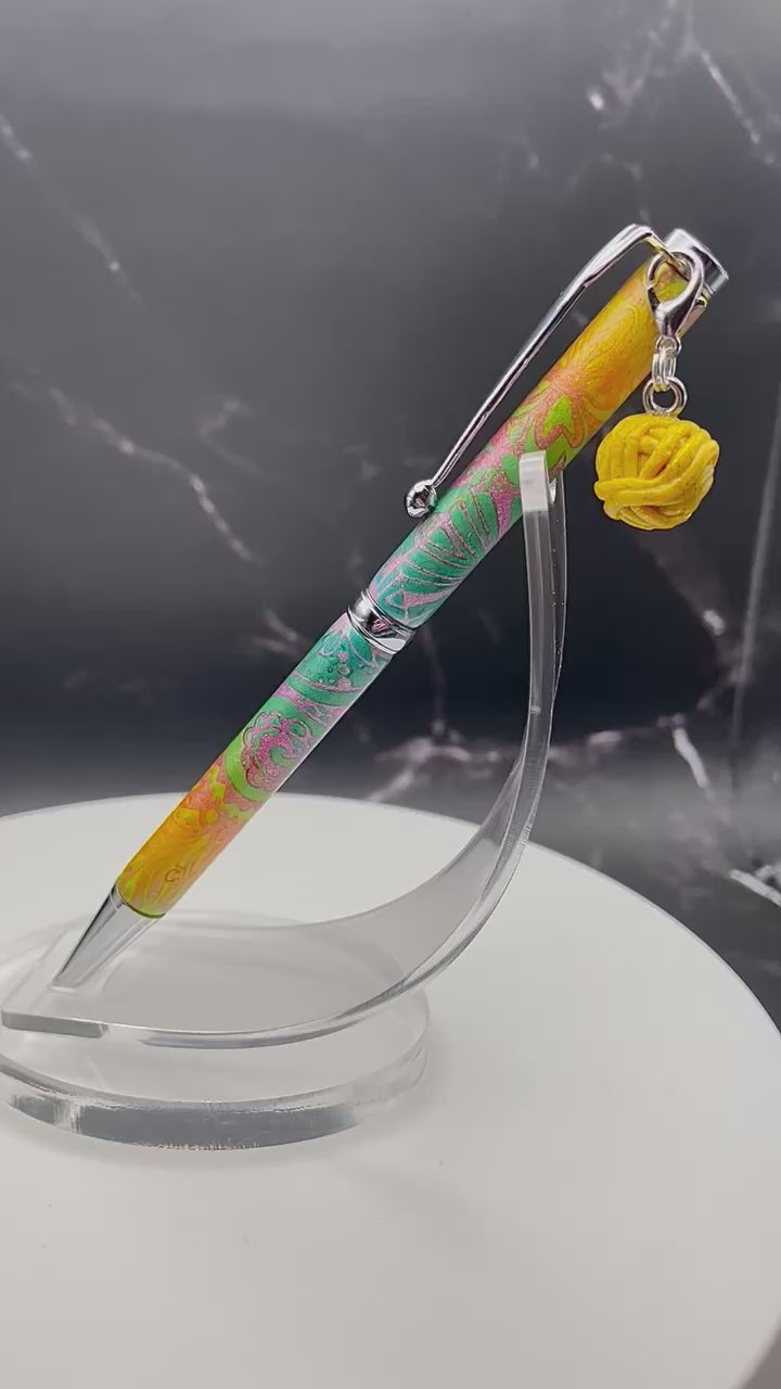 Cet incroyable stylo est doux et lisse au touché, avec un motif unique fait à la main en pâte polymère. La pâte a été minutieusement appliquée sur les tubes du stylo et a été poncée et vernis pour une finition éblouissante et durable. Fabriqué au Québec par une talentueuse artisane locale, ce stylo est un véritable chef-d'œuvre. #lescouleursdevero