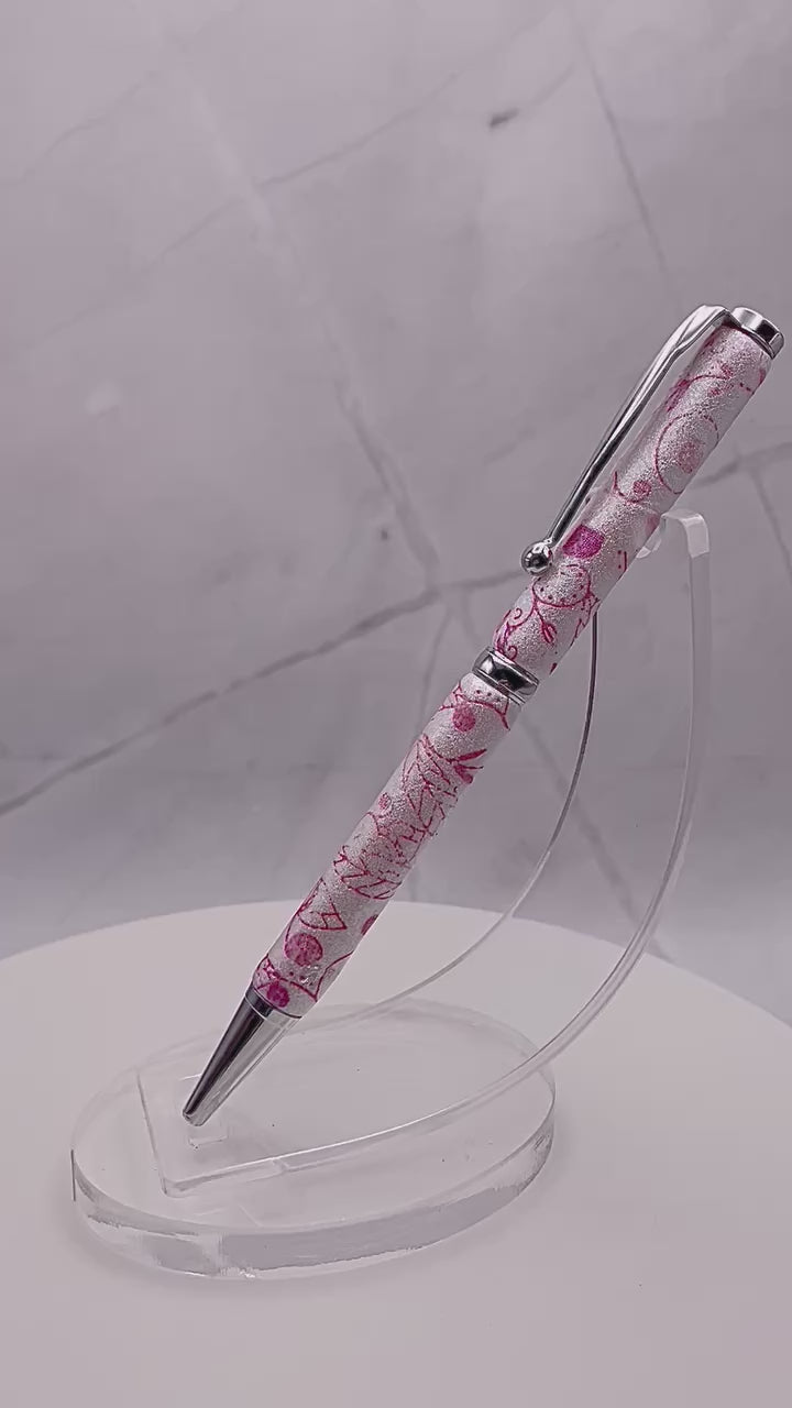 Cet incroyable stylo est doux et lisse au touché, avec un motif unique fait à la main en pâte polymère. La pâte a été minutieusement appliquée sur les tubes du stylo et a été poncée et vernis pour une finition éblouissante et durable. Fabriqué au Québec par une talentueuse artisane locale, ce stylo est une oeuvre! Polymer clay pen handmade. you can change the ink!
