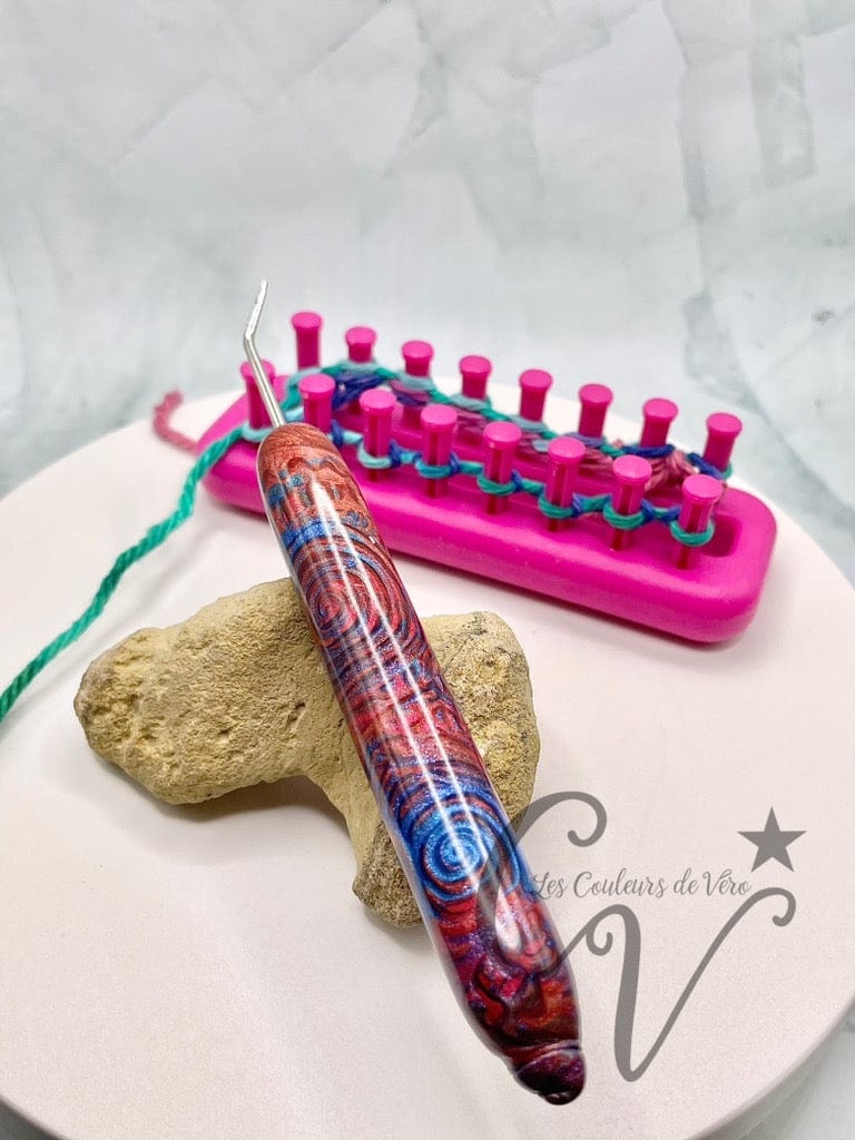 Outil tricotin ergonomique; Un monde de rouge et bleu!