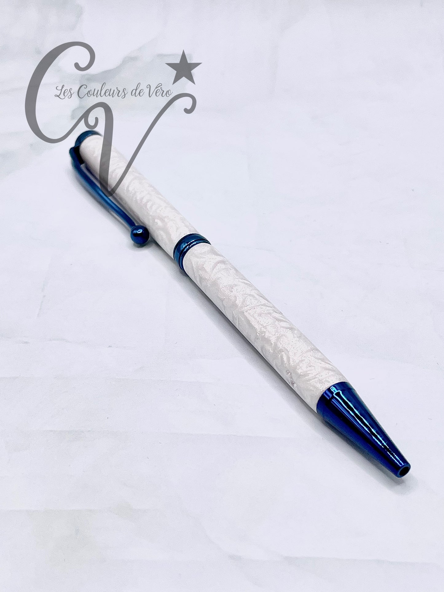 Le seul et unique exemplaire; Stylo bille twist durable, on peut changer l'encre! Un véritable Chef-d'œuvre!