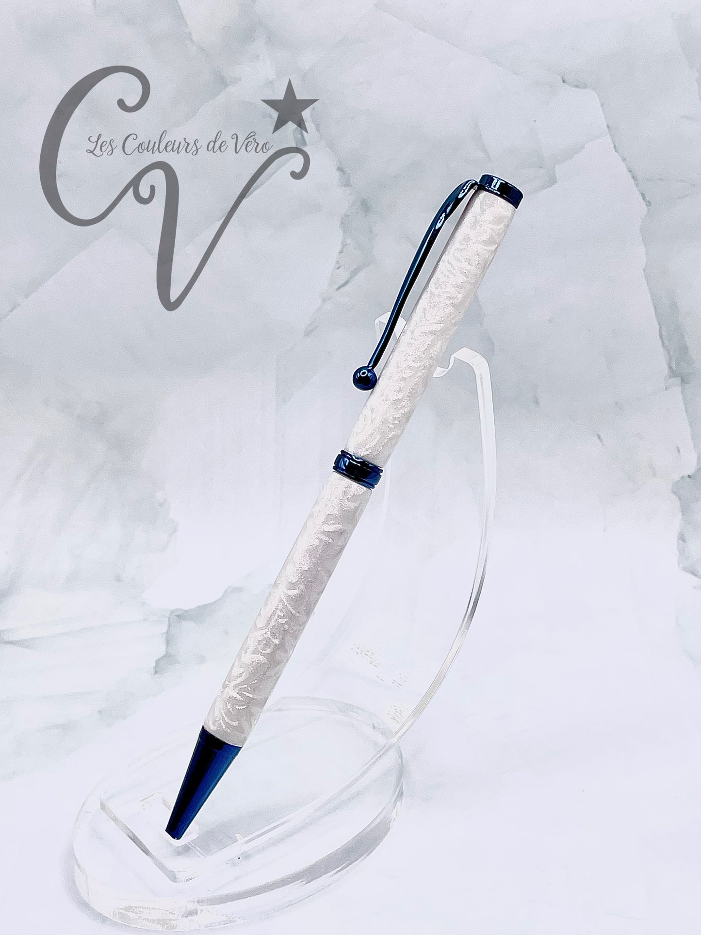 Le seul et unique exemplaire; Stylo bille twist durable, on peut changer l'encre! Un véritable Chef-d'œuvre!