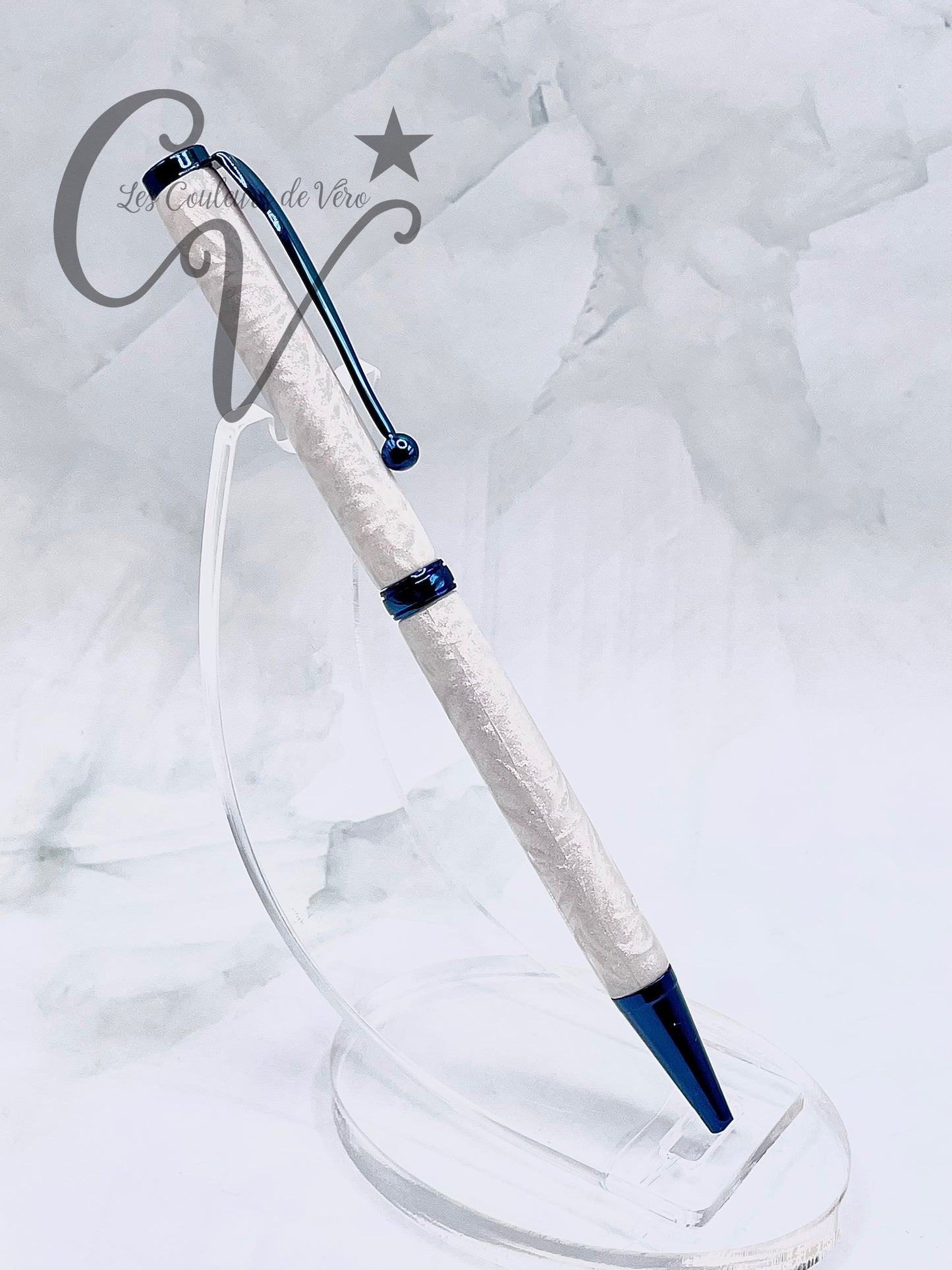 Le seul et unique exemplaire; Stylo bille twist durable, on peut changer l'encre! Un véritable Chef-d'œuvre!