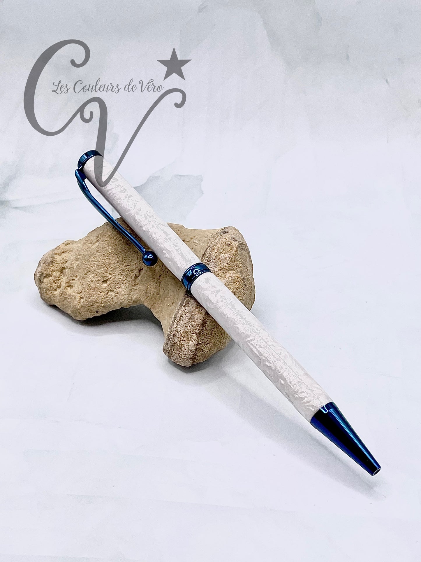 Le seul et unique exemplaire; Stylo bille twist durable, on peut changer l'encre! Un véritable Chef-d'œuvre!