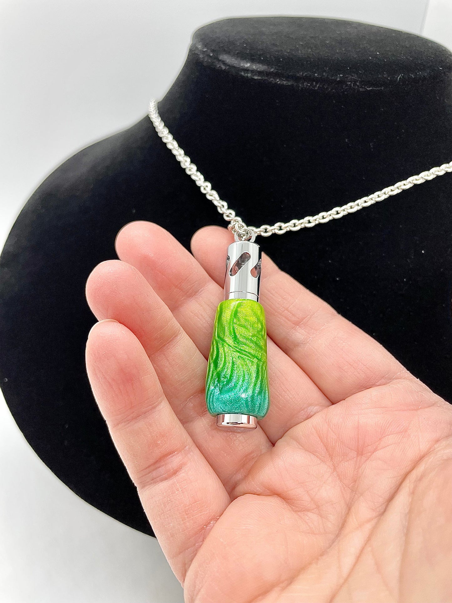 Aromatherapy necklace; Small, anti-stress, unique and reusable!