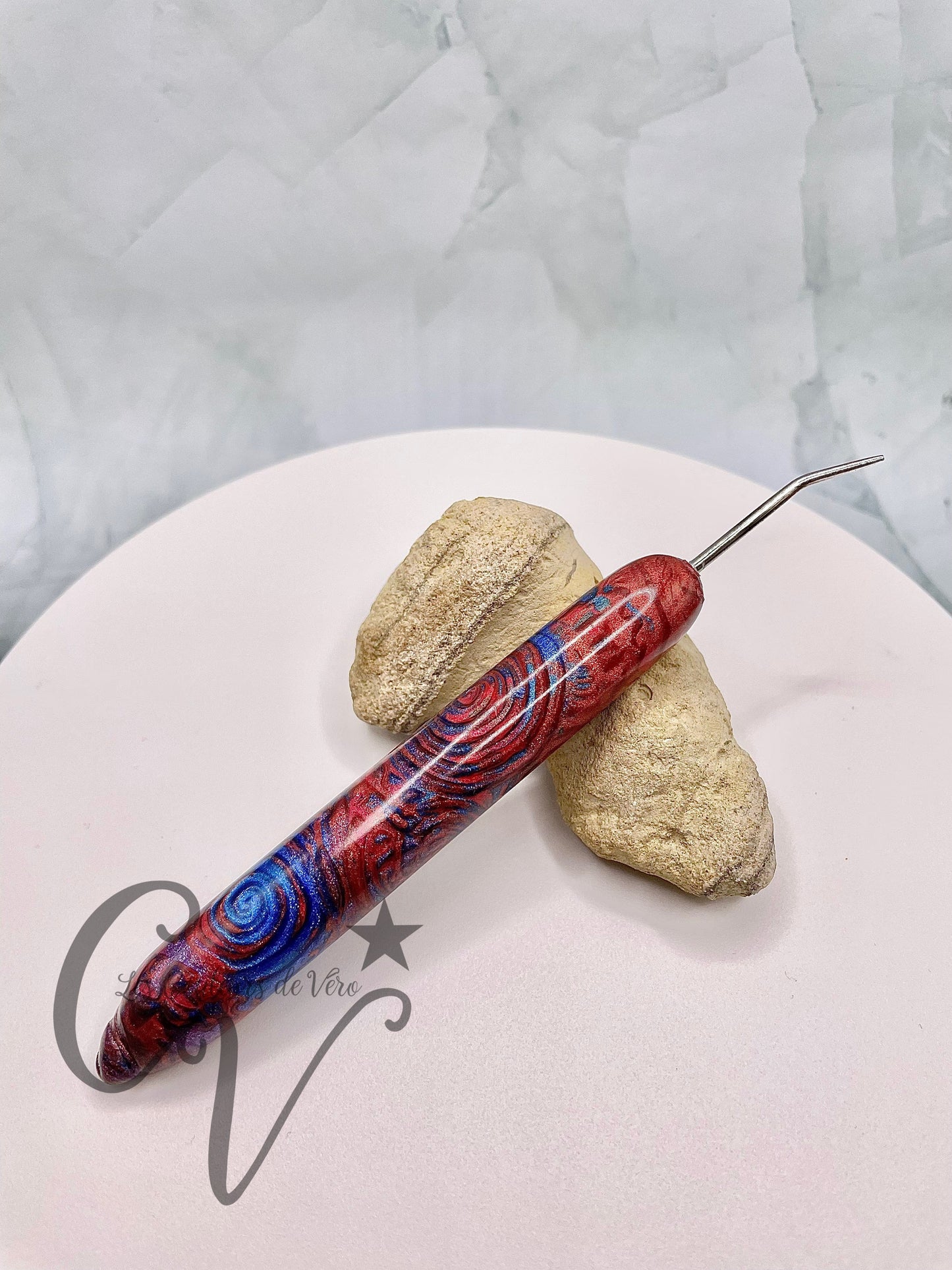 Outil tricotin ergonomique; Un monde de rouge et bleu!