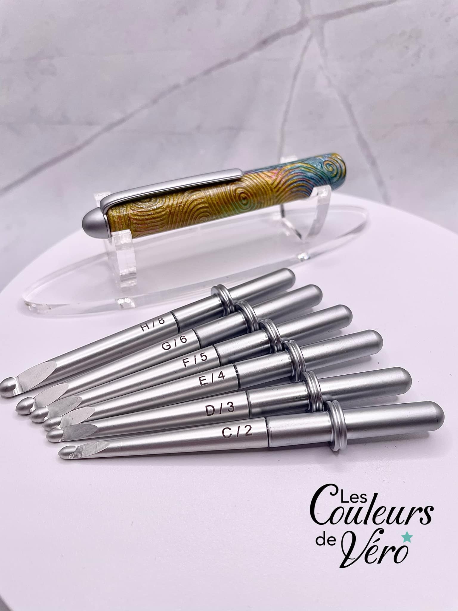 Offrez le cadeau parfait pour satisfaire votre passionné de crochet ! Ce kit permettra à votre destinataire de créer des boucles avec du fil ou de la laine et de les utiliser avec ses crochets. La poignée amovible offre une transition aisée entre les différents crochets inclus et permet un rangement pratique en les retournant.