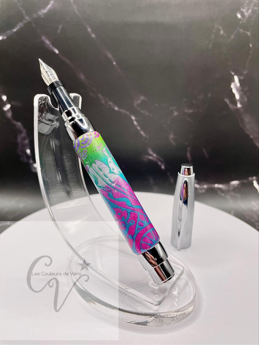 Découvrez le plaisir d'écrire avec ce stylo plume en pâte polymère unique, conçu avec soin en Amérique du Nord. Son design élégant et sa qualité supérieure offrent une expérience d'écriture fluide et précise. Ajoutez une touche de style à toutes vos occasions avec cet outil d'écriture fin et élégant.