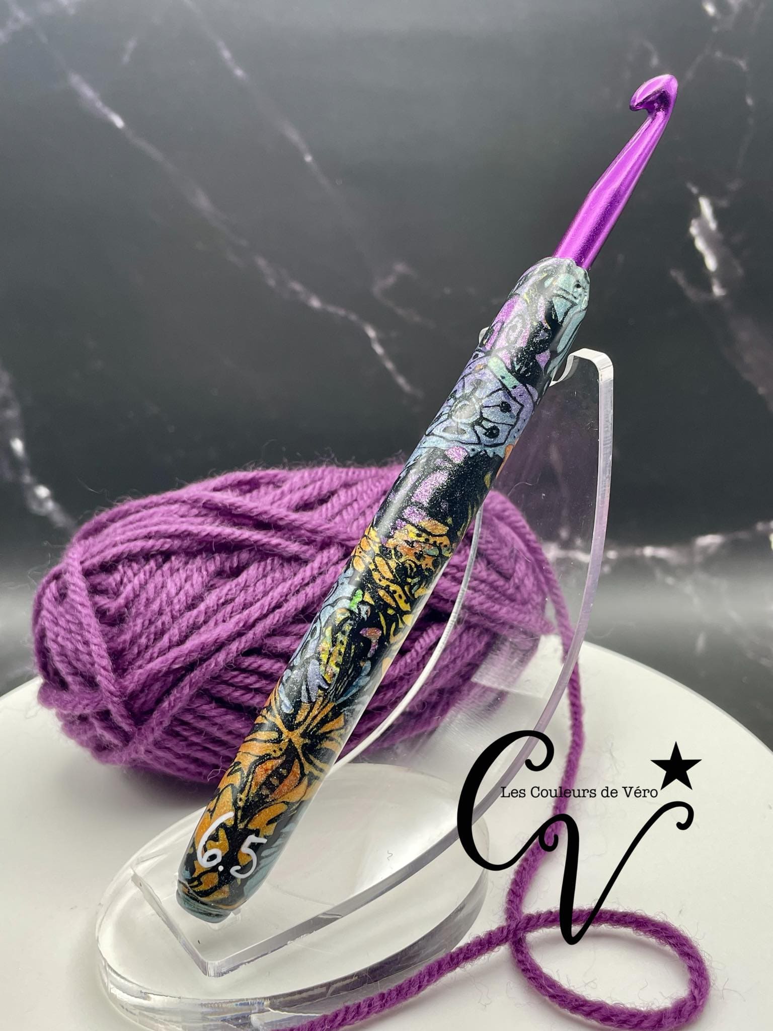 Découvrez le crochet ergonomique, confortable, léger et unique! Outil idéal pour les artisans souffrant de douleurs articulaires, cet outil du Québec facilite la pratique du tricot en séparant les mailles avec précision et en améliorant la dextérité fine. Fabriqué au Canada pour un meilleur confort lors de vos loisirs.    Mots clés: tricoter, outils d'artisans, outil pour artisans, douleurs aux articulations, confortable, crochet, article pour tricot, accessoires tricot, tricoter.