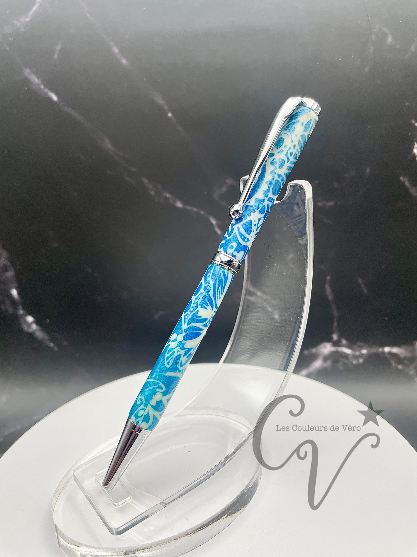 Le seul et unique exemplaire; Stylo bille twist durable, on peut changer l'encre! Un véritable Chef-d'œuvre!