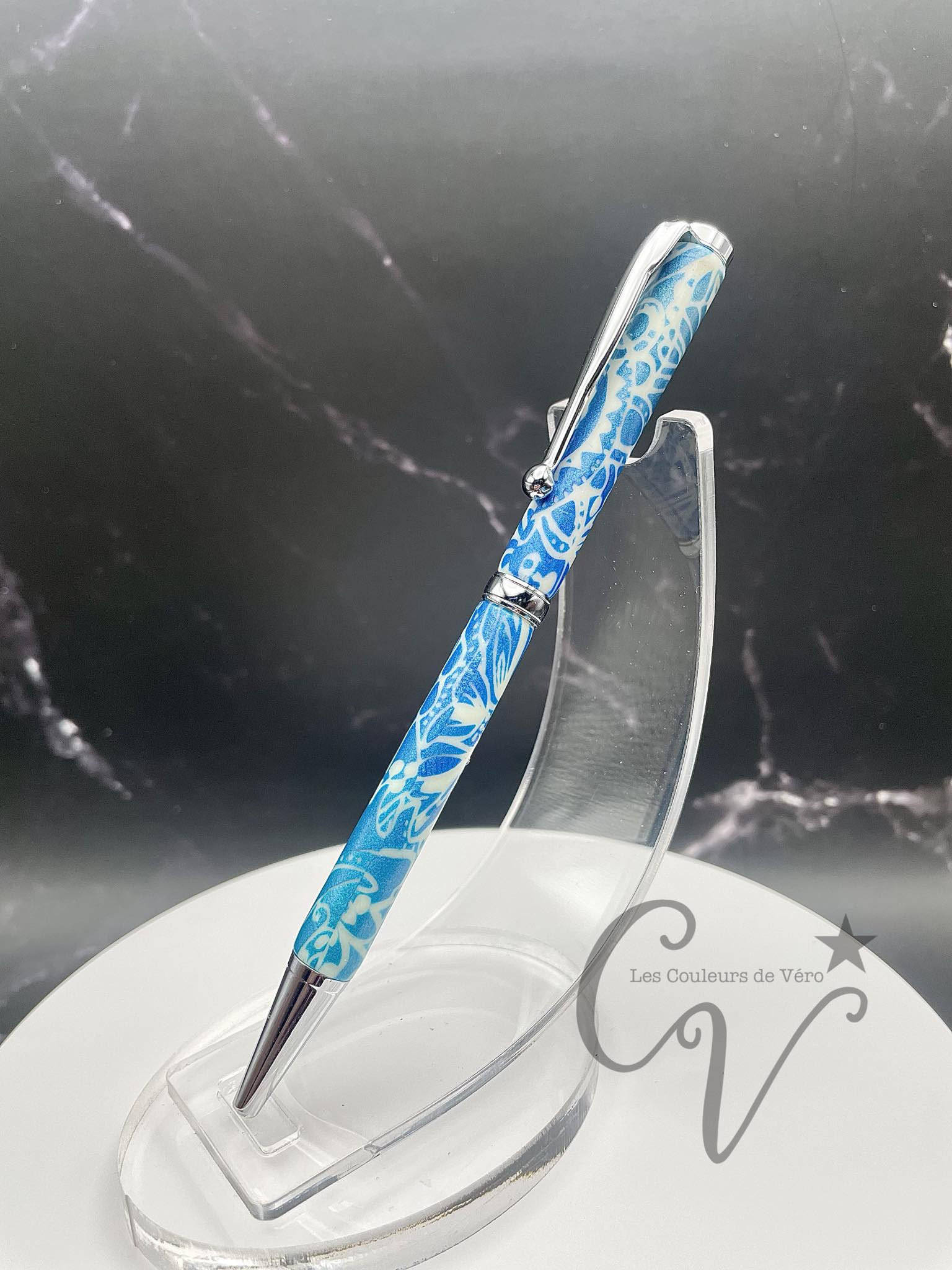 Le seul et unique exemplaire; Stylo bille twist durable, on peut changer l'encre! Un véritable Chef-d'œuvre!