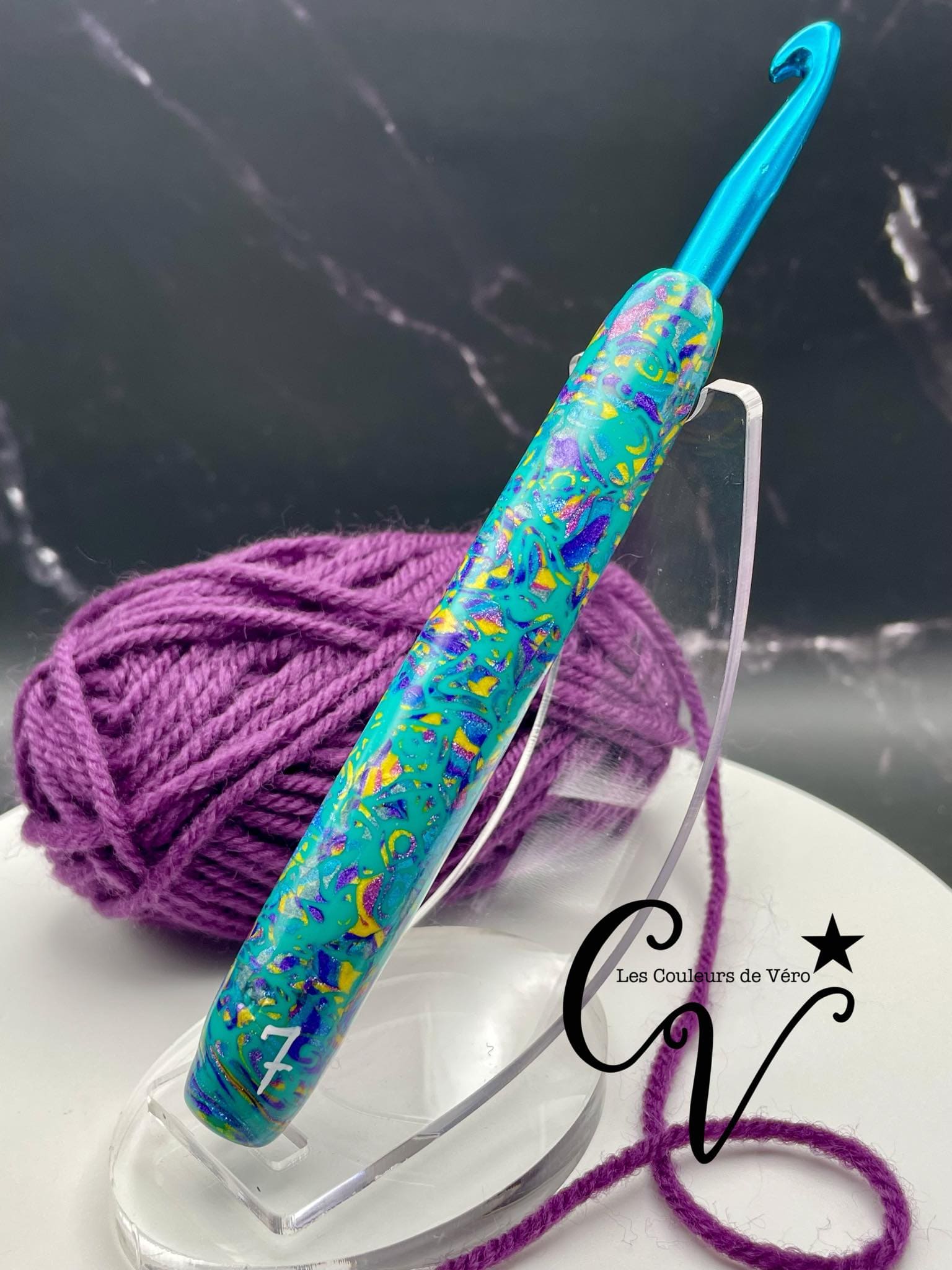 Découvrez le crochet ergonomique, confortable, léger et unique! Outil idéal pour les artisans souffrant de douleurs articulaires, cet outil du Québec facilite la pratique du tricot en séparant les mailles avec précision et en améliorant la dextérité fine. Fabriqué au Canada pour un meilleur confort lors de vos loisirs.    Mots clés: tricoter, outils d'artisans, outil pour artisans, douleurs aux articulations, confortable, crochet, article pour tricot, accessoires tricot, tricoter.