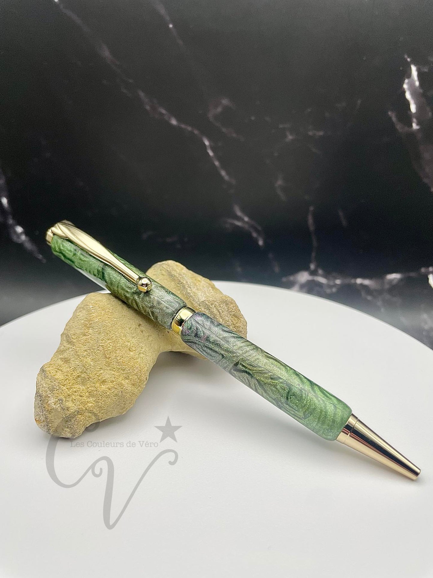 Le seul et unique exemplaire; Stylo bille twist durable, on peut changer l'encre! Un véritable Chef-d'œuvre!
