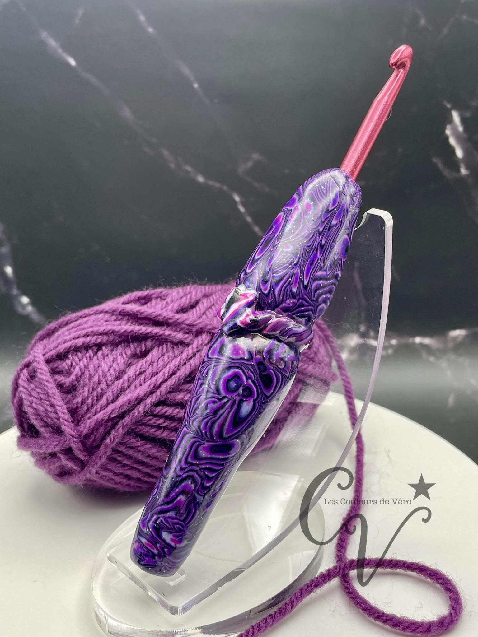 Découvrez le crochet ergonomique, confortable, léger et unique! Outil idéal pour les artisans souffrant de douleurs articulaires, cet outil du Québec facilite la pratique du tricot en séparant les mailles avec précision et en améliorant la dextérité fine. Fabriqué au Canada pour un meilleur confort lors de vos loisirs.    Mots clés: tricoter, outils d'artisans, outil pour artisans, douleurs aux articulations, confortable, crochet, article pour tricot, accessoires tricot, tricoter.