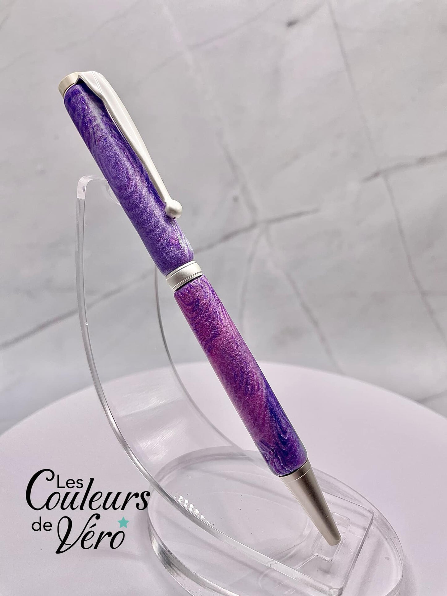 Le seul et unique exemplaire; Stylo bille twist durable, on peut changer l'encre! Un véritable Chef-d'œuvre!