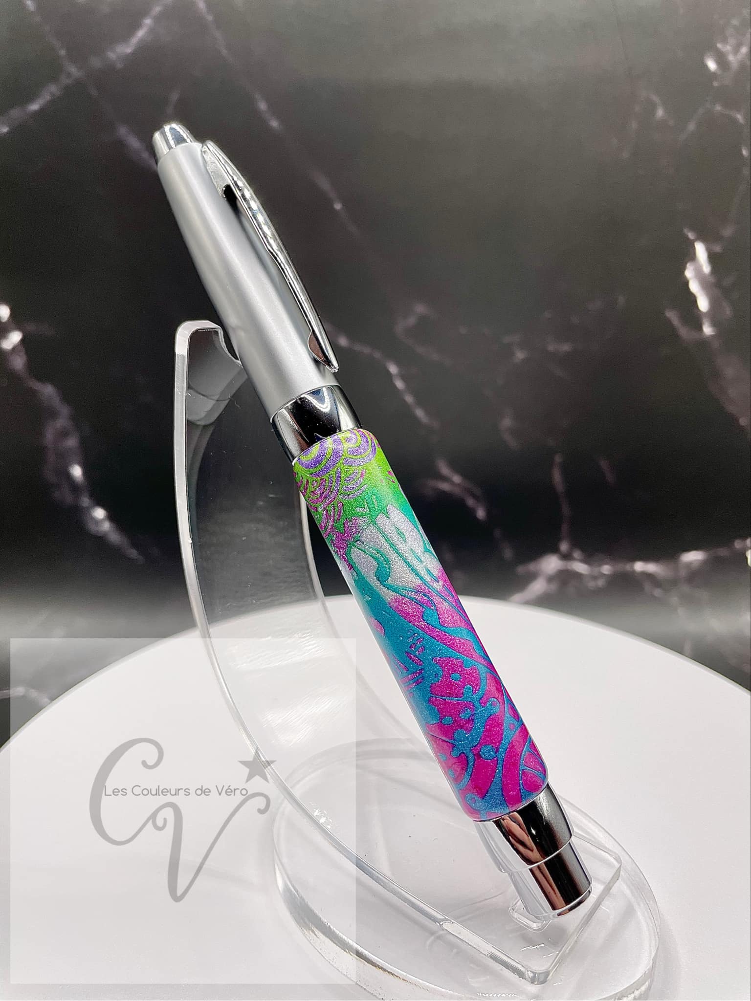 Découvrez le plaisir d'écrire avec ce stylo plume en pâte polymère unique, conçu avec soin en Amérique du Nord. Son design élégant et sa qualité supérieure offrent une expérience d'écriture fluide et précise. Ajoutez une touche de style à toutes vos occasions avec cet outil d'écriture fin et élégant.