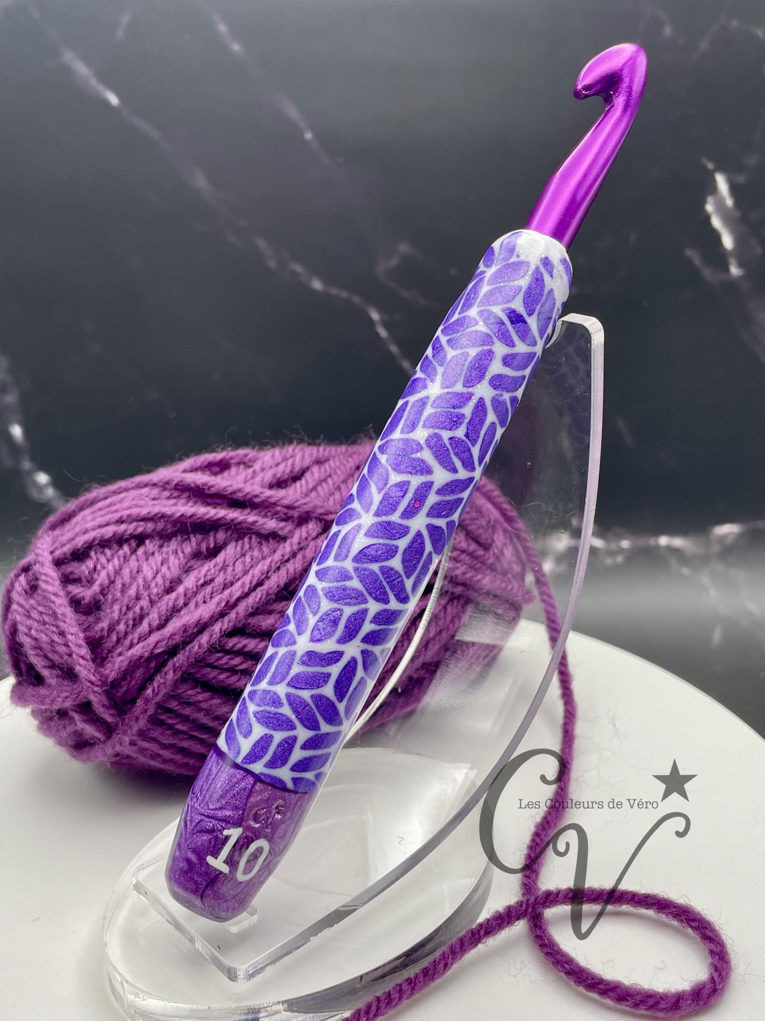 Découvrez le crochet ergonomique, confortable, léger et unique! Outil idéal pour les artisans souffrant de douleurs articulaires, cet outil du Québec facilite la pratique du tricot en séparant les mailles avec précision et en améliorant la dextérité fine. Fabriqué au Canada pour un meilleur confort lors de vos loisirs.    Mots clés: tricoter, outils d'artisans, outil pour artisans, douleurs aux articulations, confortable, crochet, article pour tricot, accessoires tricot, tricoter.