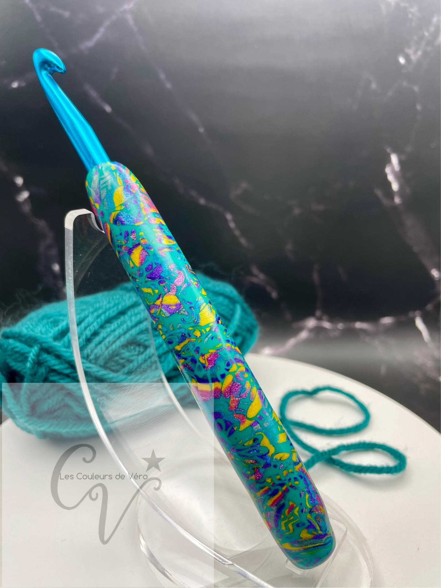 Découvrez le crochet ergonomique, confortable, léger et unique! Outil idéal pour les artisans souffrant de douleurs articulaires, cet outil du Québec facilite la pratique du tricot en séparant les mailles avec précision et en améliorant la dextérité fine. Fabriqué au Canada pour un meilleur confort lors de vos loisirs.    Mots clés: tricoter, outils d'artisans, outil pour artisans, douleurs aux articulations, confortable, crochet, article pour tricot, accessoires tricot, tricoter.