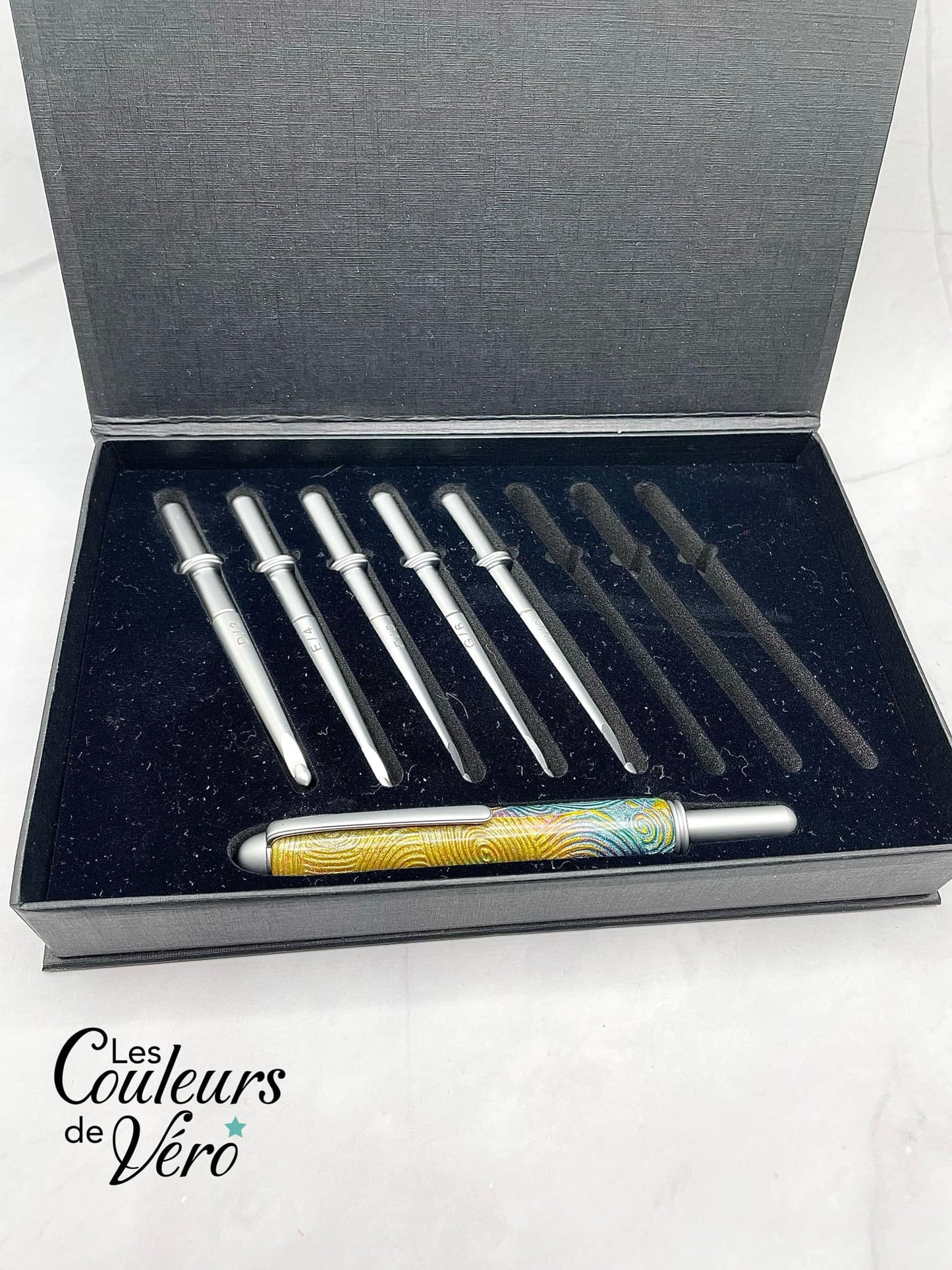 Offrez le cadeau parfait pour satisfaire votre passionné de crochet ! Ce kit permettra à votre destinataire de créer des boucles avec du fil ou de la laine et de les utiliser avec ses crochets. La poignée amovible offre une transition aisée entre les différents crochets inclus et permet un rangement pratique en les retournant.