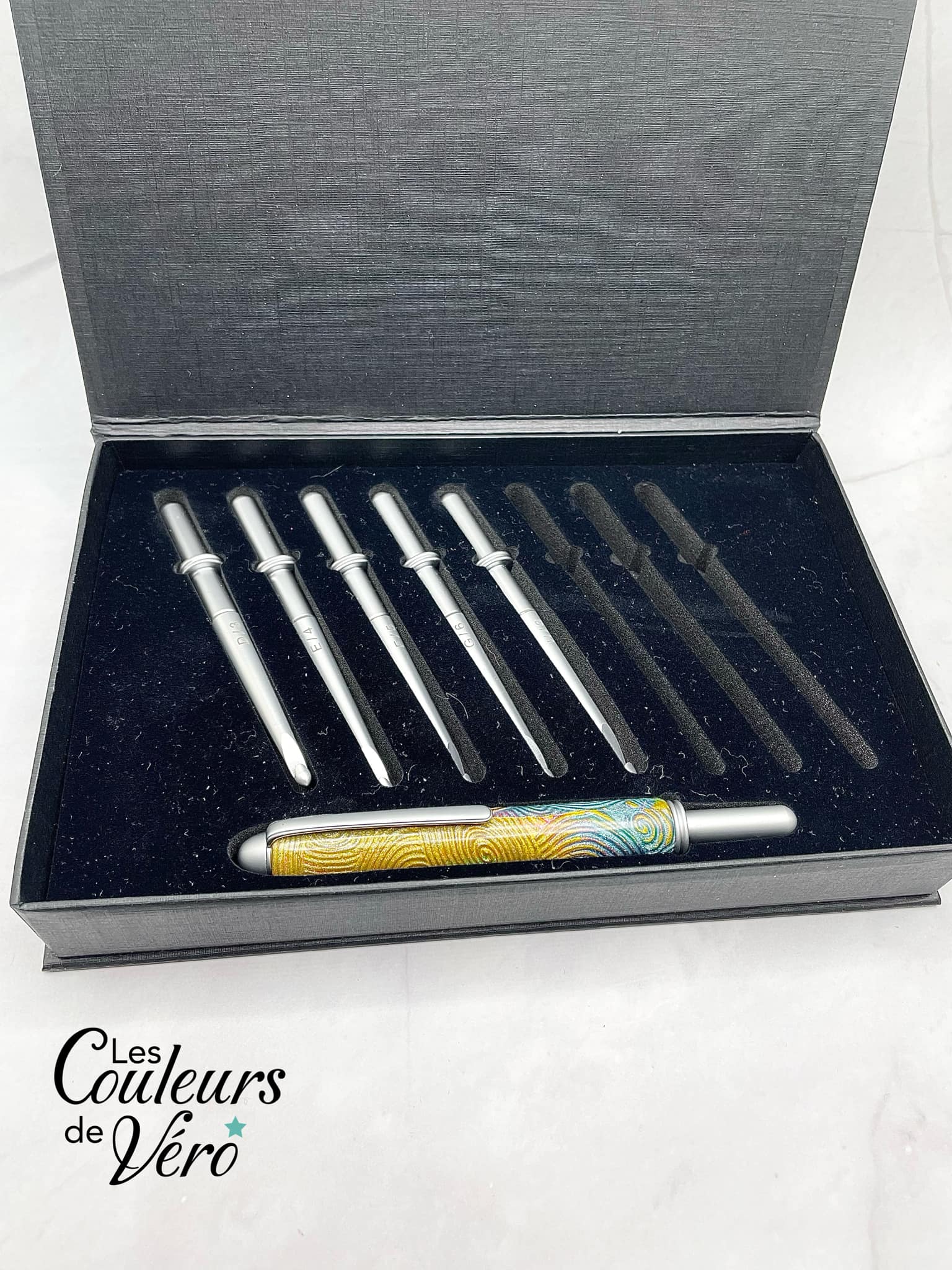 Offrez le cadeau parfait pour satisfaire votre passionné de crochet ! Ce kit permettra à votre destinataire de créer des boucles avec du fil ou de la laine et de les utiliser avec ses crochets. La poignée amovible offre une transition aisée entre les différents crochets inclus et permet un rangement pratique en les retournant.