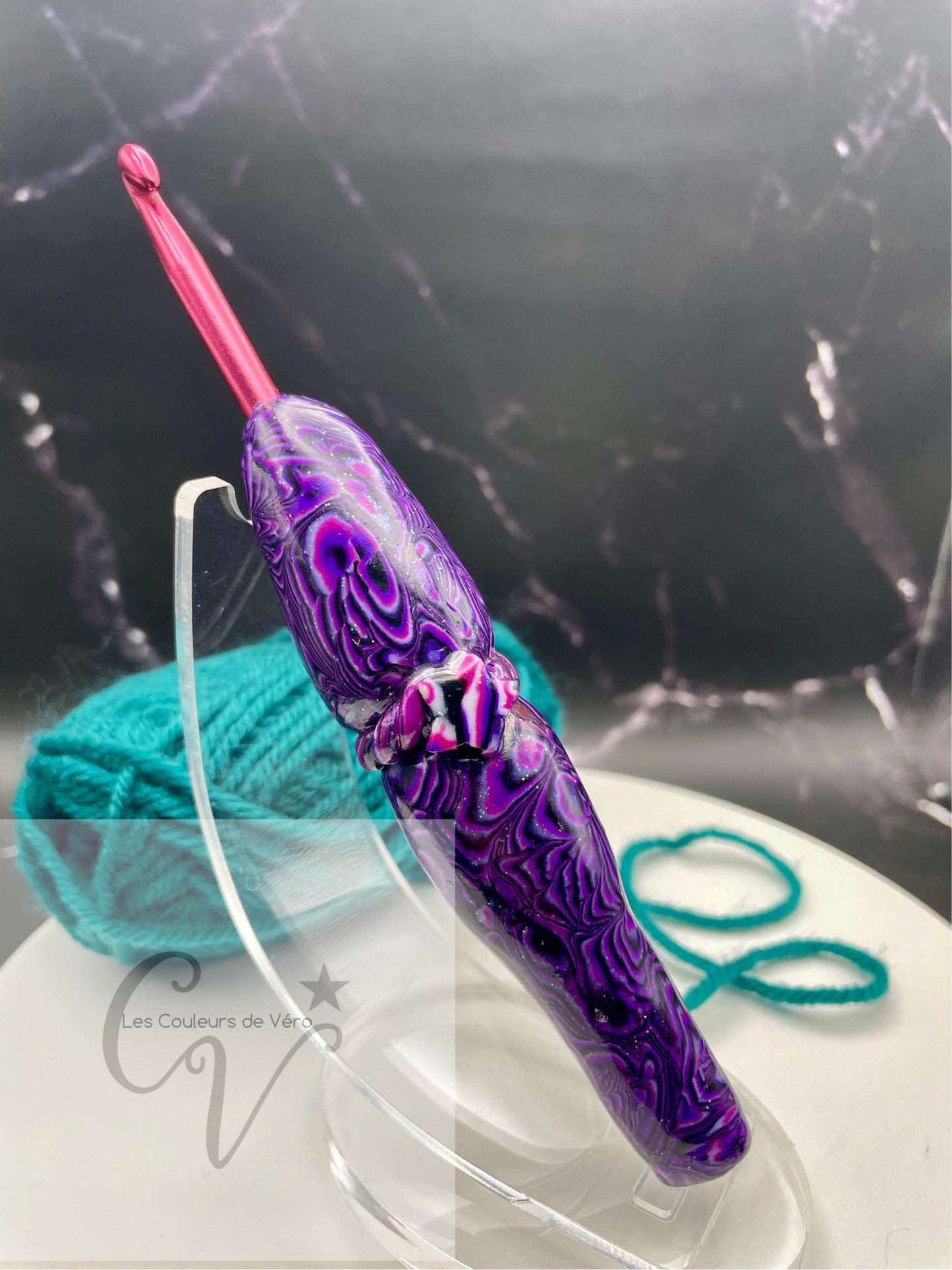 Découvrez le crochet ergonomique, confortable, léger et unique! Outil idéal pour les artisans souffrant de douleurs articulaires, cet outil du Québec facilite la pratique du tricot en séparant les mailles avec précision et en améliorant la dextérité fine. Fabriqué au Canada pour un meilleur confort lors de vos loisirs.    Mots clés: tricoter, outils d'artisans, outil pour artisans, douleurs aux articulations, confortable, crochet, article pour tricot, accessoires tricot, tricoter.