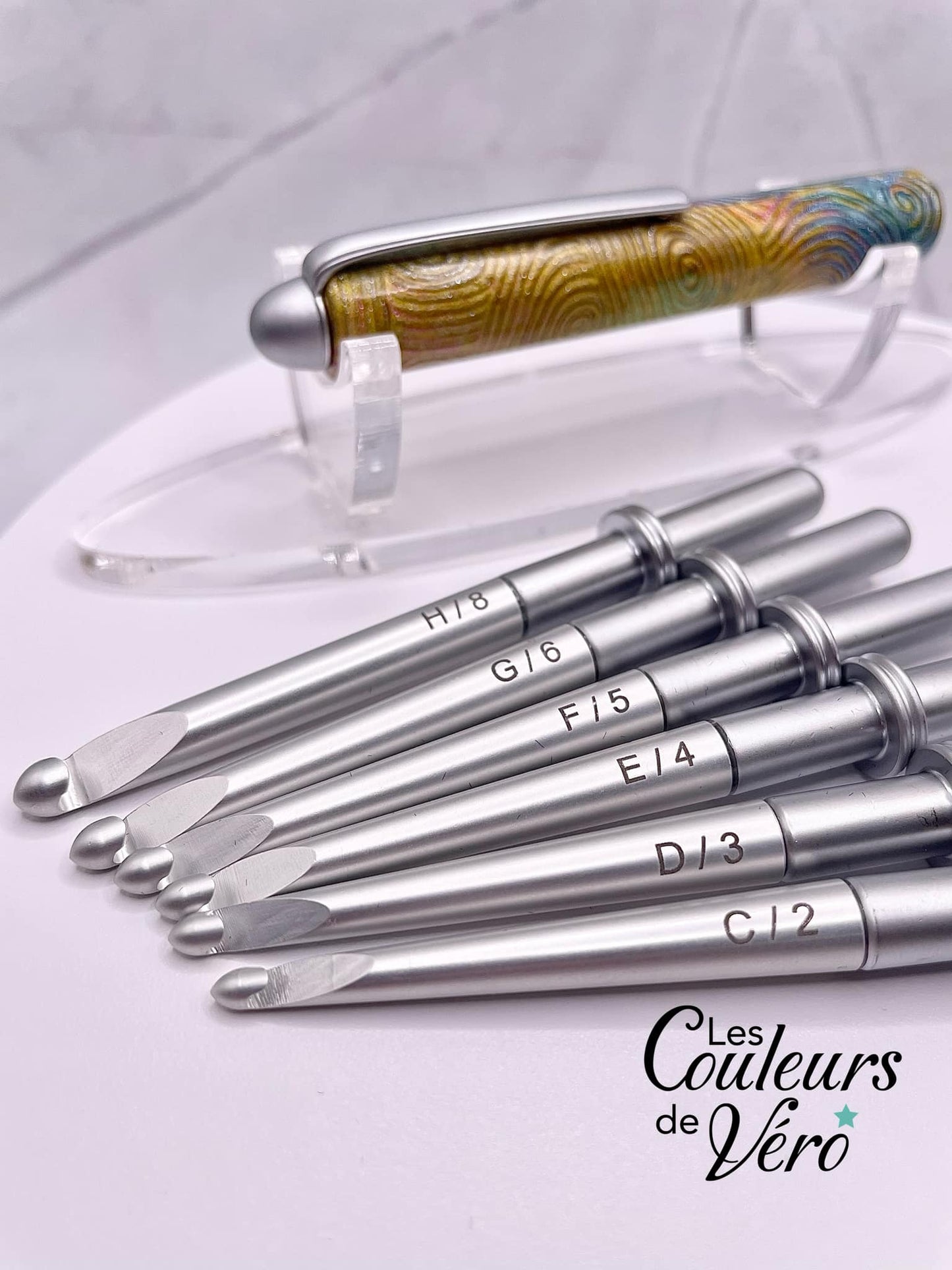 Offrez le cadeau parfait pour satisfaire votre passionné de crochet ! Ce kit permettra à votre destinataire de créer des boucles avec du fil ou de la laine et de les utiliser avec ses crochets. La poignée amovible offre une transition aisée entre les différents crochets inclus et permet un rangement pratique en les retournant.