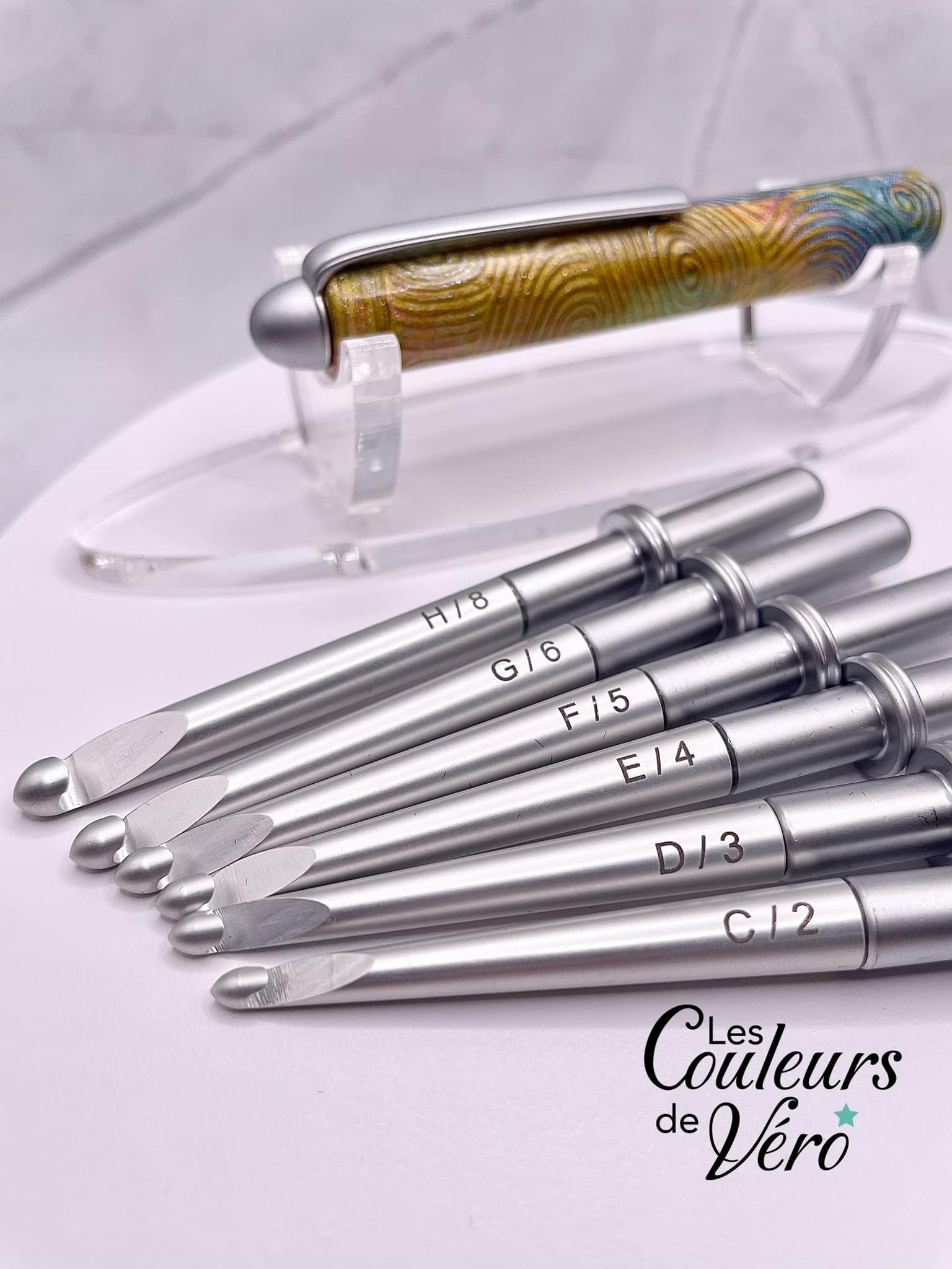 Offrez le cadeau parfait pour satisfaire votre passionné de crochet ! Ce kit permettra à votre destinataire de créer des boucles avec du fil ou de la laine et de les utiliser avec ses crochets. La poignée amovible offre une transition aisée entre les différents crochets inclus et permet un rangement pratique en les retournant.