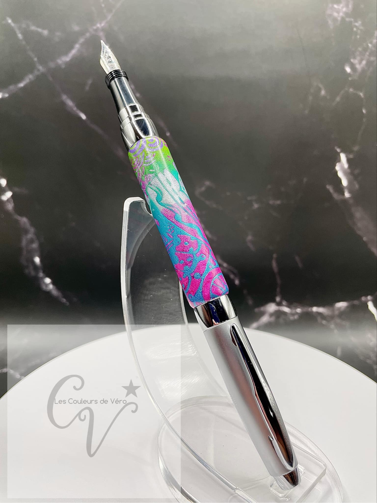 Découvrez le plaisir d'écrire avec ce stylo plume en pâte polymère unique, conçu avec soin en Amérique du Nord. Son design élégant et sa qualité supérieure offrent une expérience d'écriture fluide et précise. Ajoutez une touche de style à toutes vos occasions avec cet outil d'écriture fin et élégant.