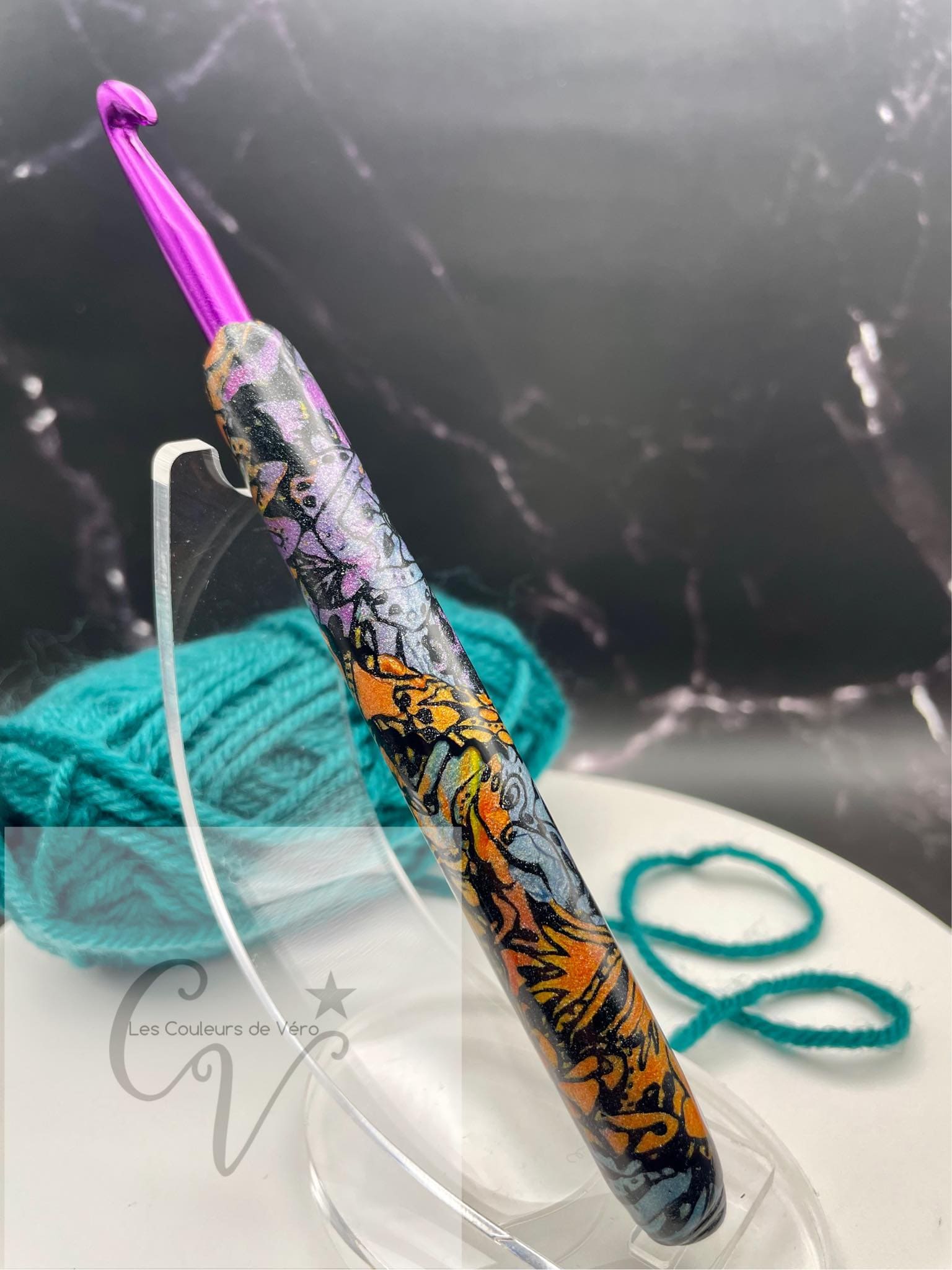 Découvrez le crochet ergonomique, confortable, léger et unique! Outil idéal pour les artisans souffrant de douleurs articulaires, cet outil du Québec facilite la pratique du tricot en séparant les mailles avec précision et en améliorant la dextérité fine. Fabriqué au Canada pour un meilleur confort lors de vos loisirs.    Mots clés: tricoter, outils d'artisans, outil pour artisans, douleurs aux articulations, confortable, crochet, article pour tricot, accessoires tricot, tricoter.