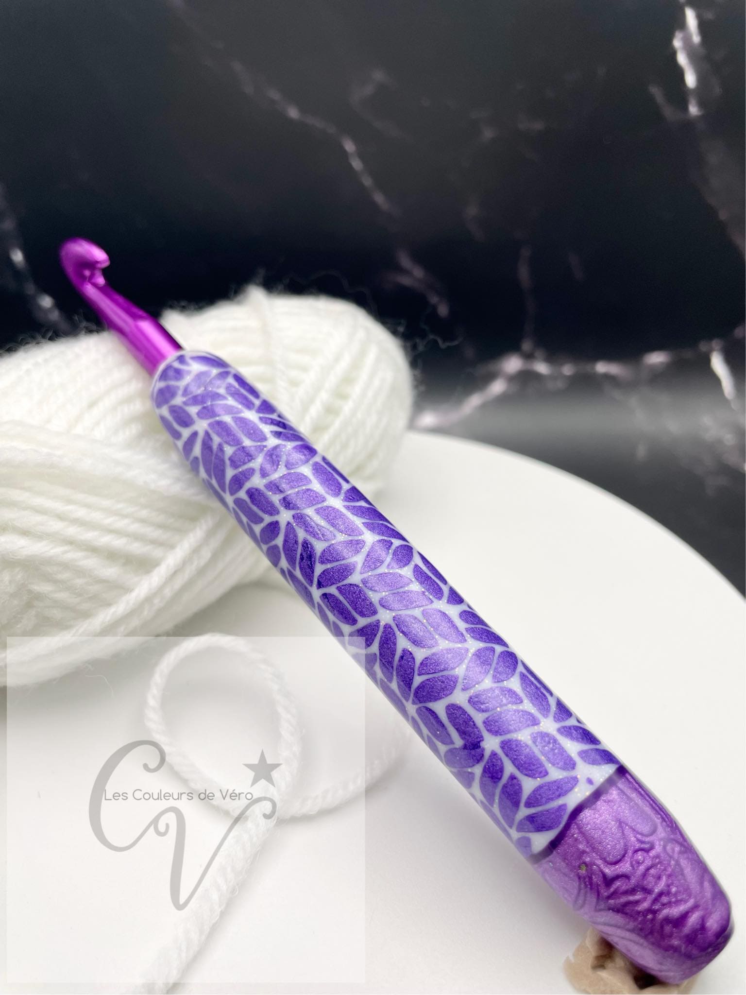 Découvrez le crochet ergonomique, confortable, léger et unique! Outil idéal pour les artisans souffrant de douleurs articulaires, cet outil du Québec facilite la pratique du tricot en séparant les mailles avec précision et en améliorant la dextérité fine. Fabriqué au Canada pour un meilleur confort lors de vos loisirs.    Mots clés: tricoter, outils d'artisans, outil pour artisans, douleurs aux articulations, confortable, crochet, article pour tricot, accessoires tricot, tricoter.