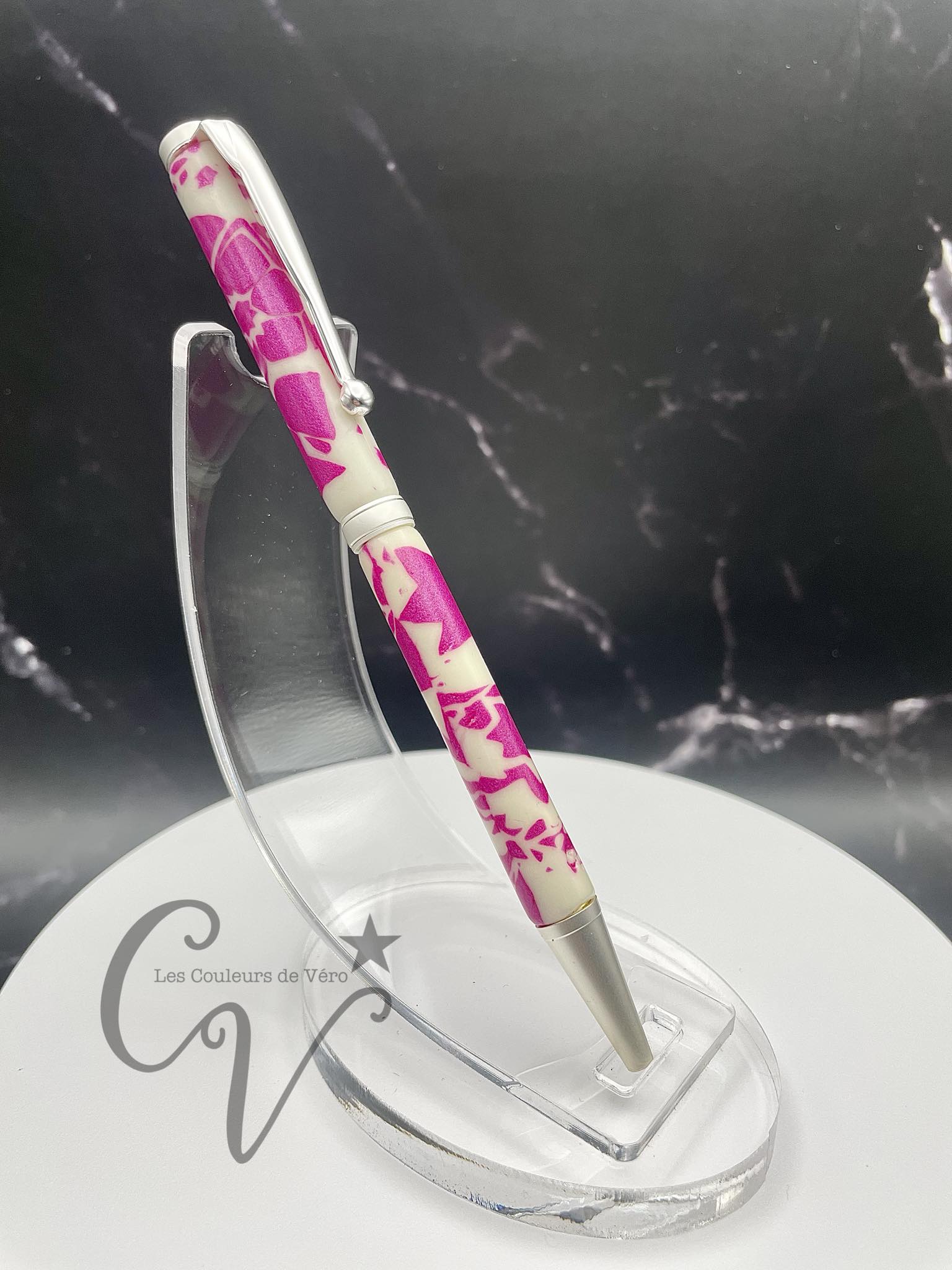 Le seul et unique exemplaire; Stylo bille twist durable, on peut changer l'encre! Un véritable Chef-d'œuvre!