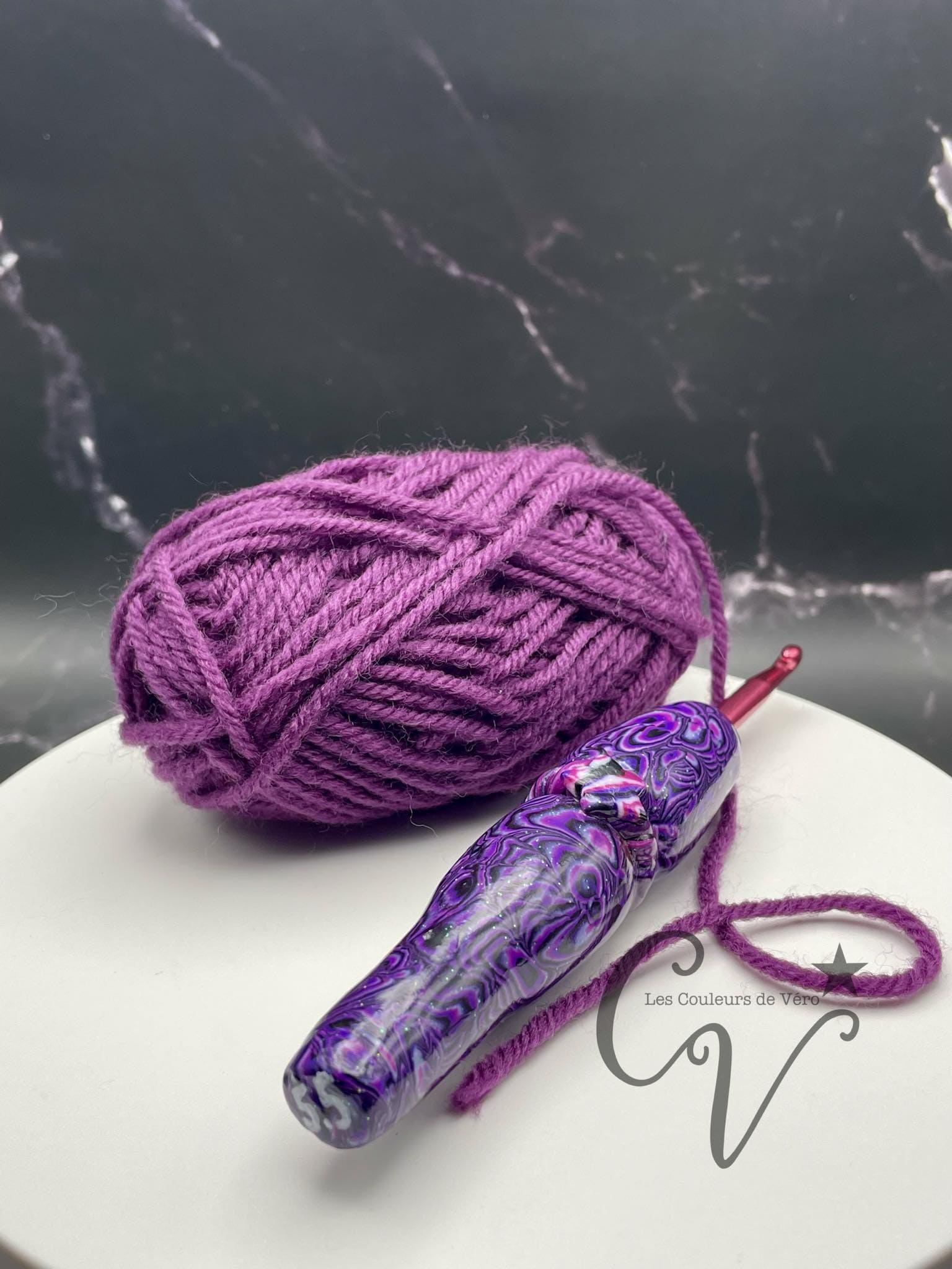 Découvrez le crochet ergonomique, confortable, léger et unique! Outil idéal pour les artisans souffrant de douleurs articulaires, cet outil du Québec facilite la pratique du tricot en séparant les mailles avec précision et en améliorant la dextérité fine. Fabriqué au Canada pour un meilleur confort lors de vos loisirs.    Mots clés: tricoter, outils d'artisans, outil pour artisans, douleurs aux articulations, confortable, crochet, article pour tricot, accessoires tricot, tricoter.