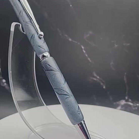 Démarquez-vous avec notre stylo bille torsion durable et unique! Confortable à utiliser et d'une qualité haut-de-gamme. Ajoutez-le à votre collection de stylos originaux et découvrez des possibilités infinies avec ce stylo de luxe. Faites le choix audacieux avec notre stylo exceptionnel, le crayon à l'encre qui vous fera vivre des aventures uniques!