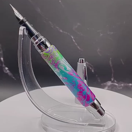 Découvrez le plaisir d'écrire avec ce stylo plume en pâte polymère unique, conçu avec soin en Amérique du Nord. Son design élégant et sa qualité supérieure offrent une expérience d'écriture fluide et précise. Ajoutez une touche de style à toutes vos occasions avec cet outil d'écriture fin et élégant.