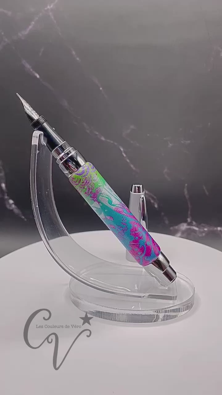 Découvrez le plaisir d'écrire avec ce stylo plume en pâte polymère unique, conçu avec soin en Amérique du Nord. Son design élégant et sa qualité supérieure offrent une expérience d'écriture fluide et précise. Ajoutez une touche de style à toutes vos occasions avec cet outil d'écriture fin et élégant.