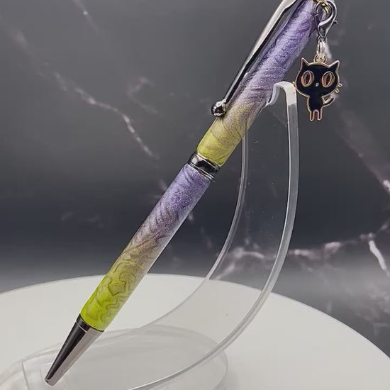 Cet incroyable stylo est doux et lisse au touché, avec un motif unique fait à la main en pâte polymère. La pâte a été minutieusement appliquée sur les tubes du stylo et a été poncée et vernis pour une finition éblouissante et durable. Fabriqué au Québec par une talentueuse artisane locale, ce stylo est un véritable chef-d'œuvre. #lescouleursdevero