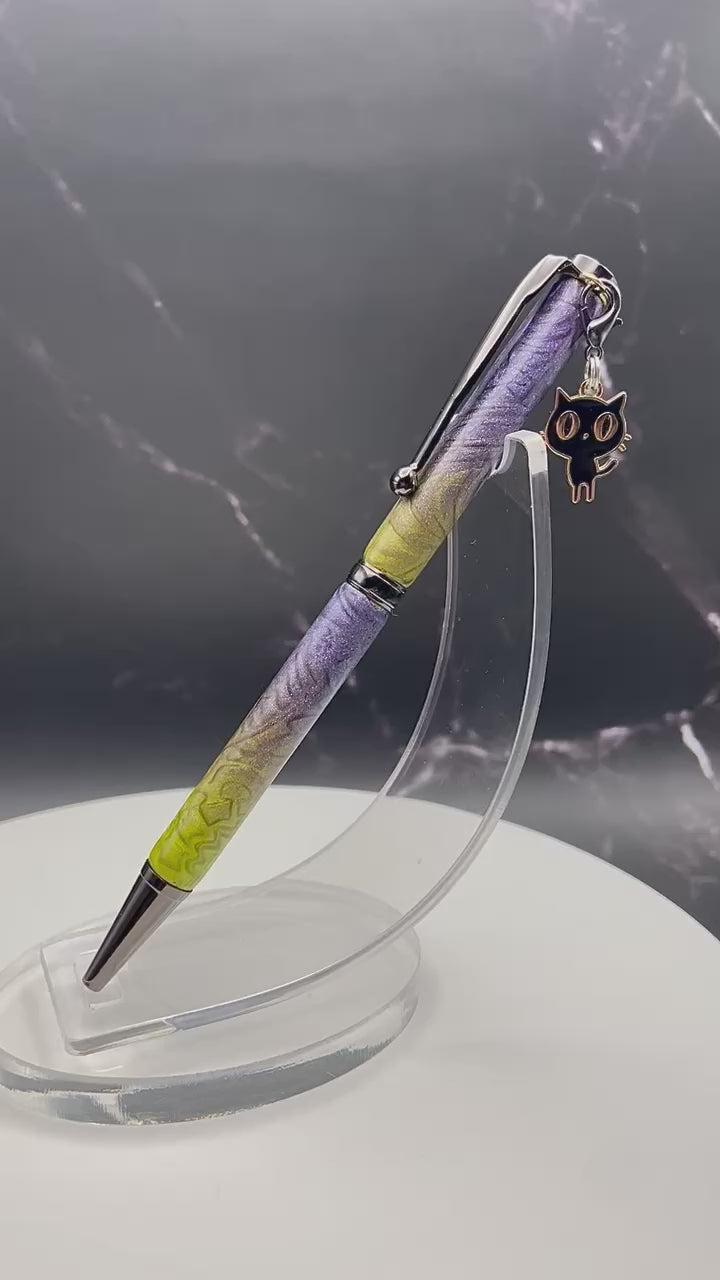 Cet incroyable stylo est doux et lisse au touché, avec un motif unique fait à la main en pâte polymère. La pâte a été minutieusement appliquée sur les tubes du stylo et a été poncée et vernis pour une finition éblouissante et durable. Fabriqué au Québec par une talentueuse artisane locale, ce stylo est un véritable chef-d'œuvre. #lescouleursdevero